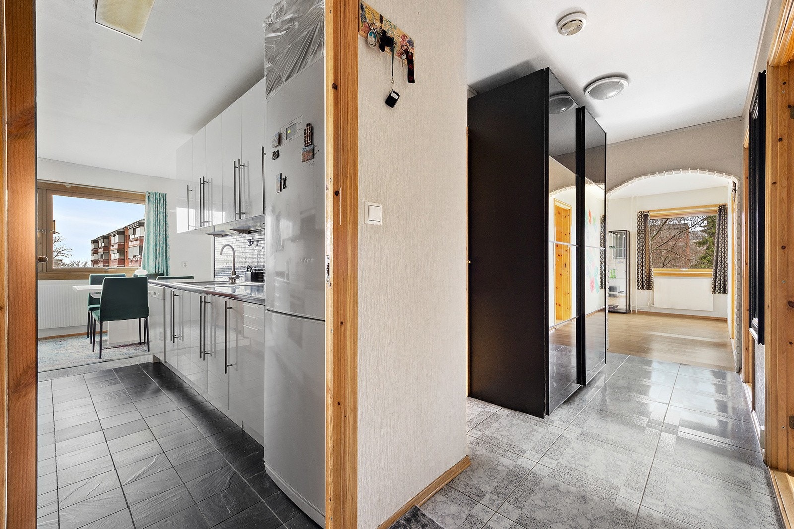 Romslig entré med god plass til å henge fra seg yttertøy og sko Galleribilde