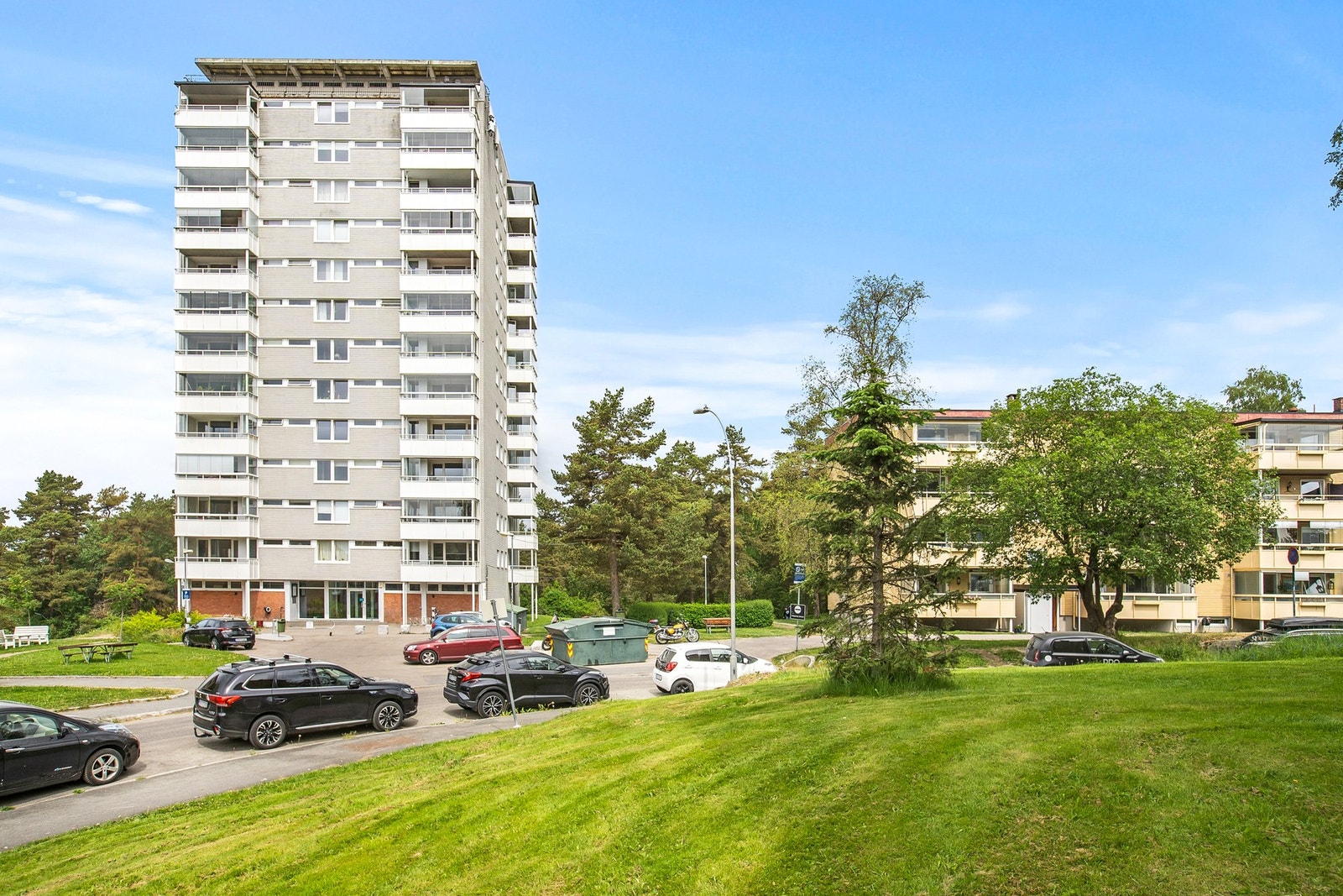 Fin beliggenhet i enveiskjørt gate. Gratis gateparkering i området, og det er kommunale ladeplasser i Kranveien. Det er også mulig å leie parkeringsplass av borettslaget etter venteliste. Galleribilde