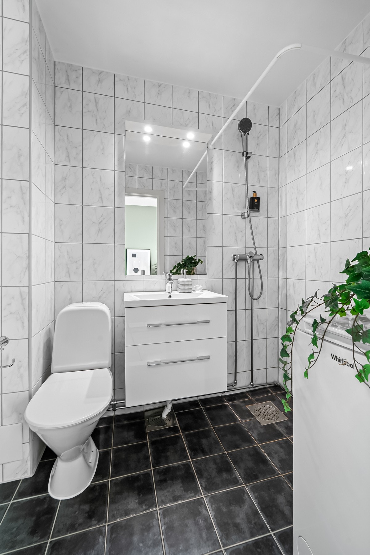 Badet ble rehabilitert i regi av borettslaget i 2007/2008. Varmekabler med termostat i badegulvet. Galleribilde