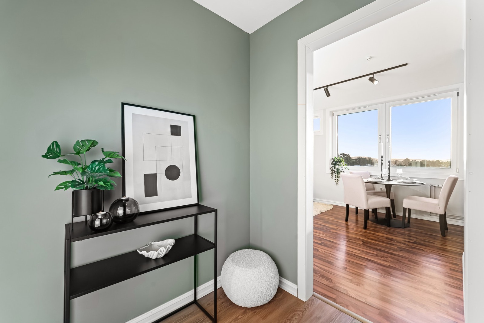 Via stuen og gangen tar vi turen videre inn på badet. Galleribilde