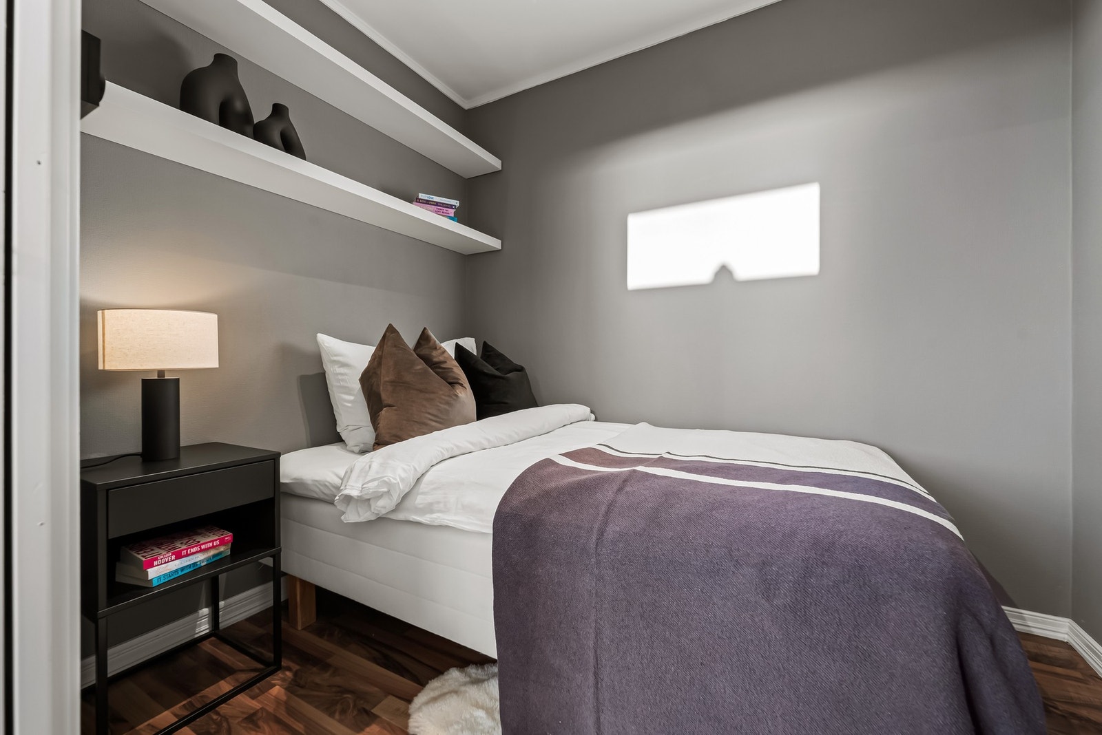 Fra stuen er det adkomst til en romslig alkove. Galleribilde