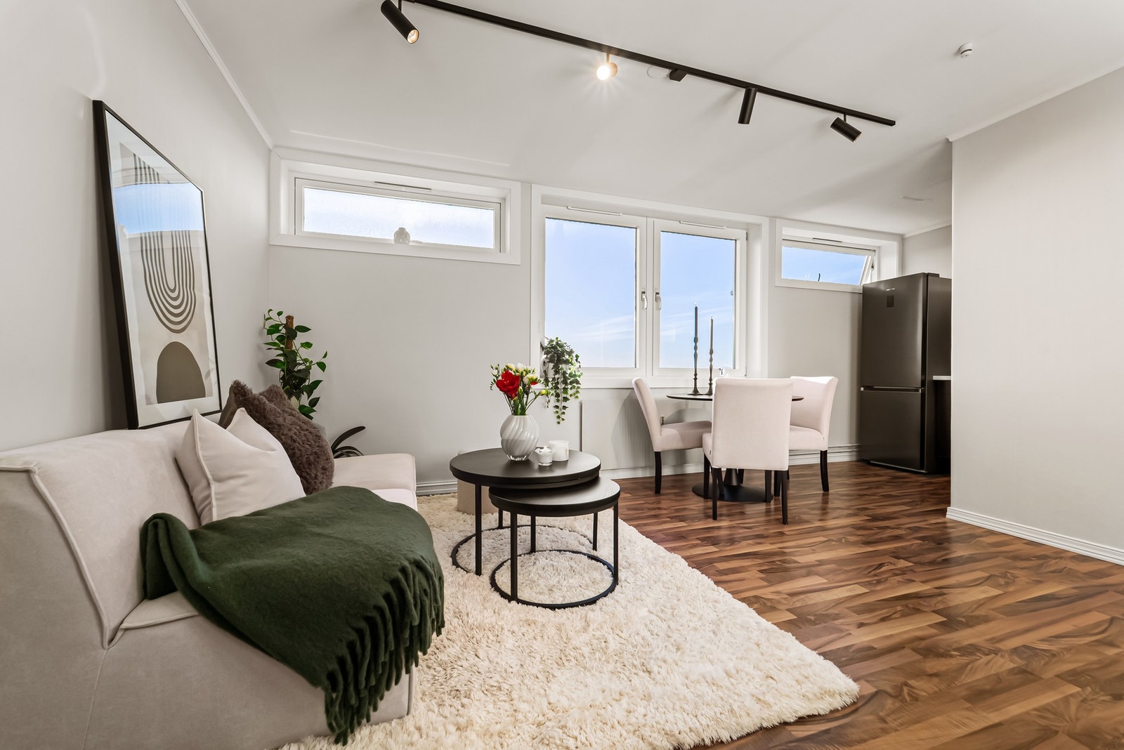 I sonen mellom stuen og kjøkkenet passer det utmerket å innrede med et spisebord. Galleribilde