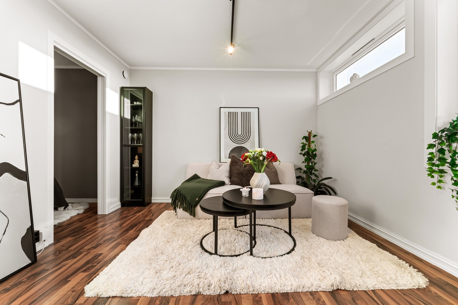 I stuen er det fin plass til å innrede med sofa og tilhørende møblement. Galleribilde