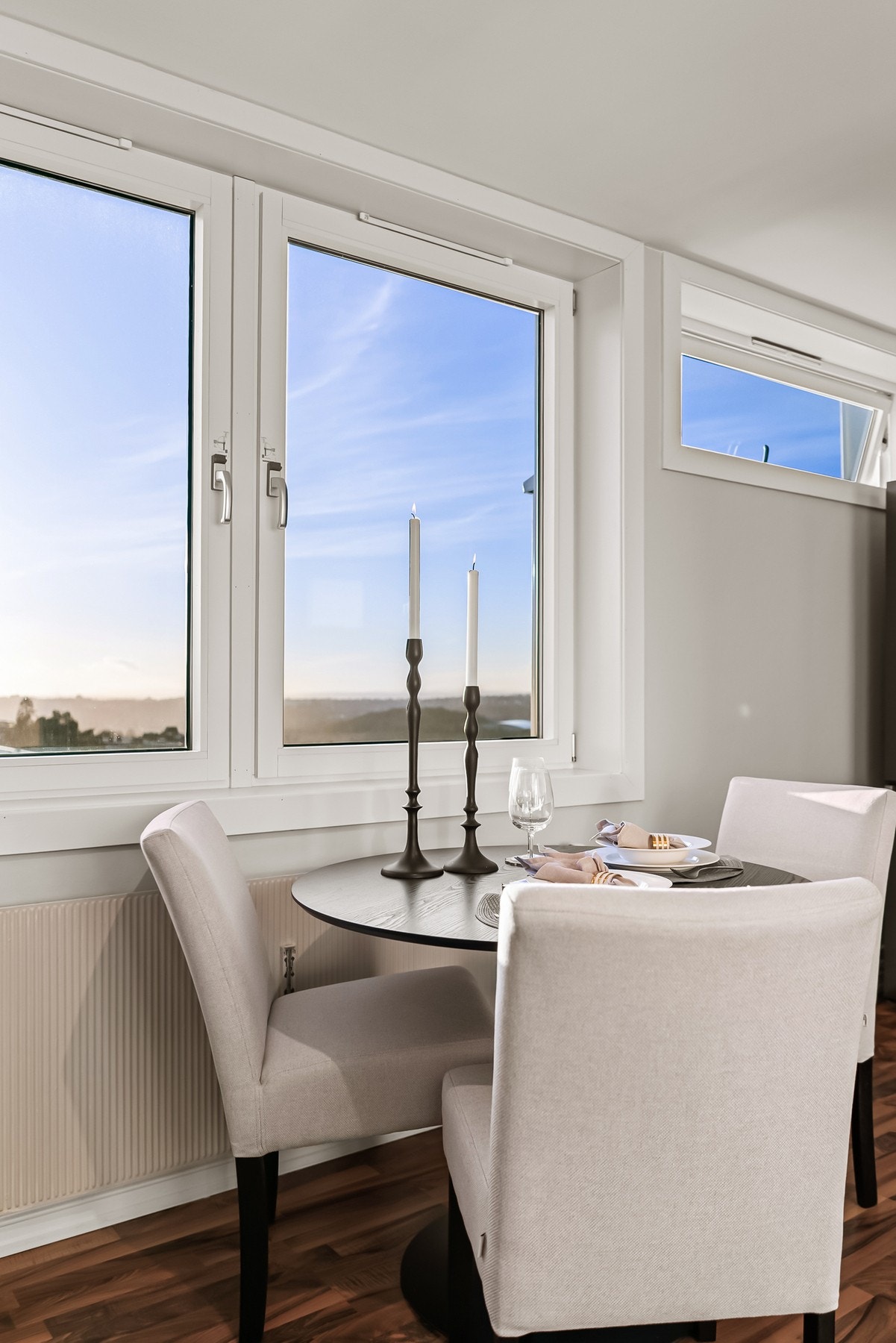 Fyring, varmtvann og fiberbredbånd er inkludert i de månedlige fellesutgiftene. Galleribilde