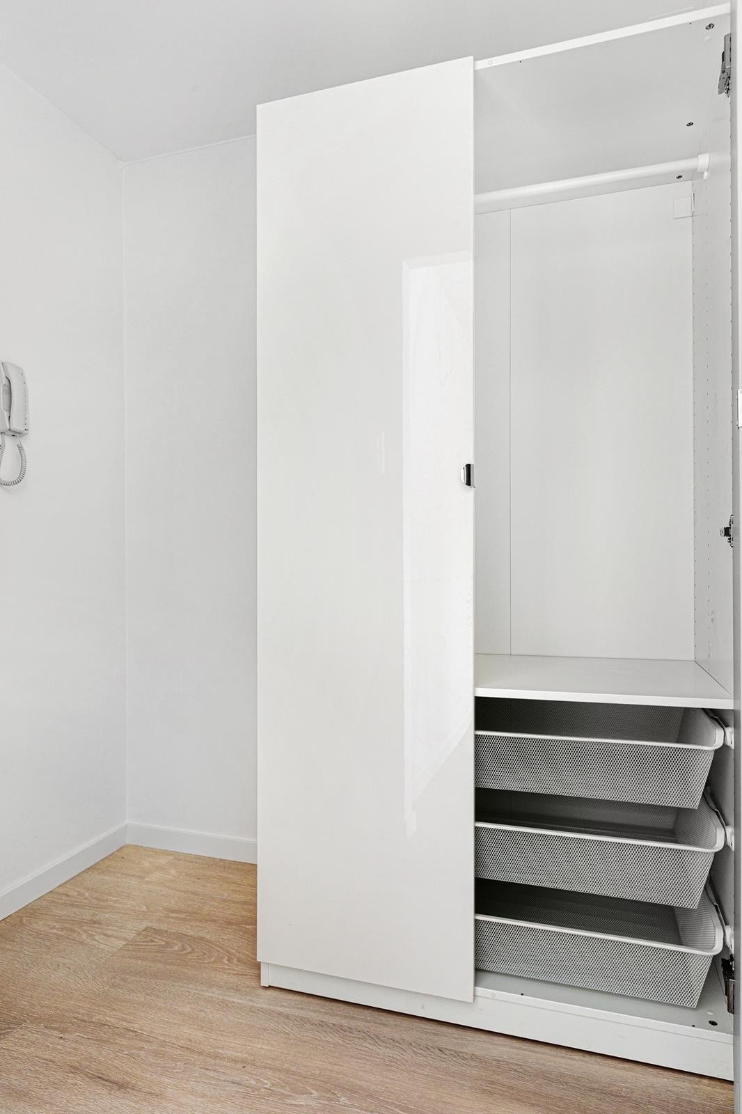 Garderobeskap i entré medfølger Galleribilde