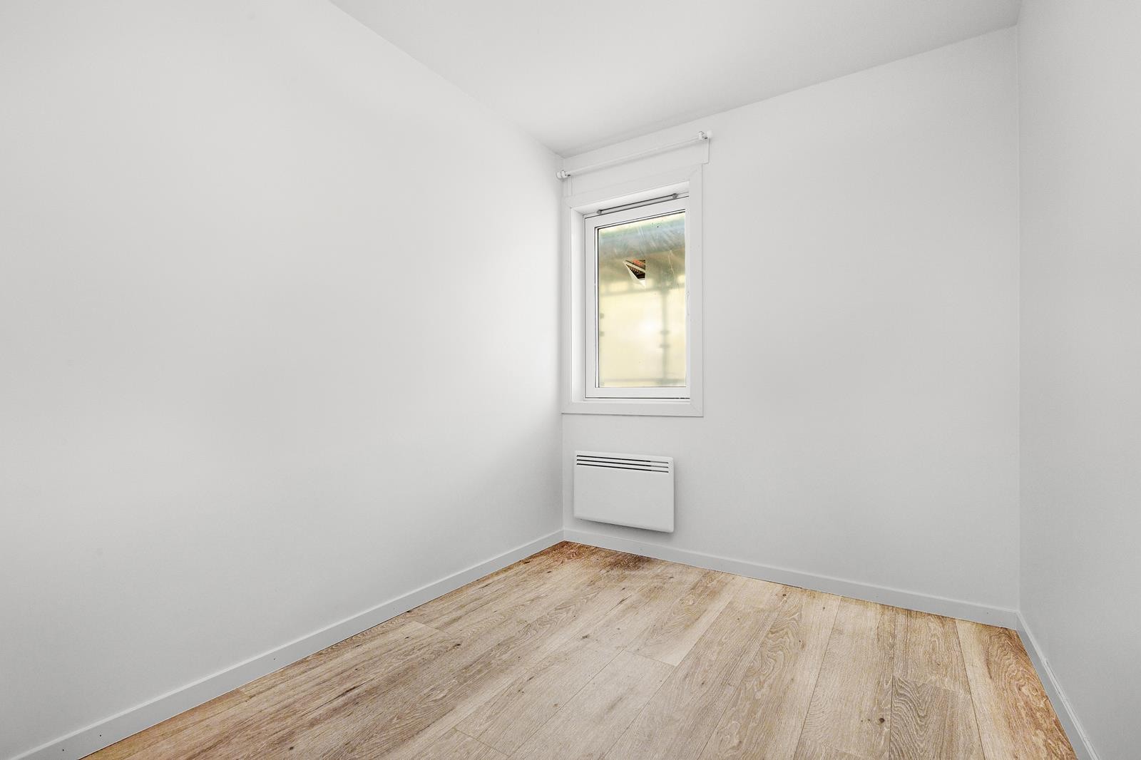 Romslig soverom med plass til dobbeltseng Galleribilde