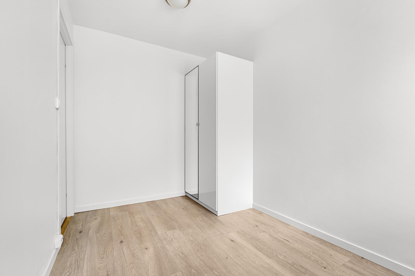 Garderobeskap medfølger Galleribilde