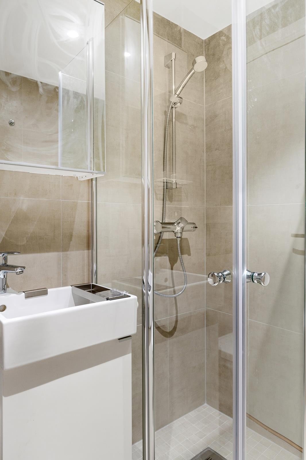 Meget pent bad med moderne innredning og fliser Galleribilde