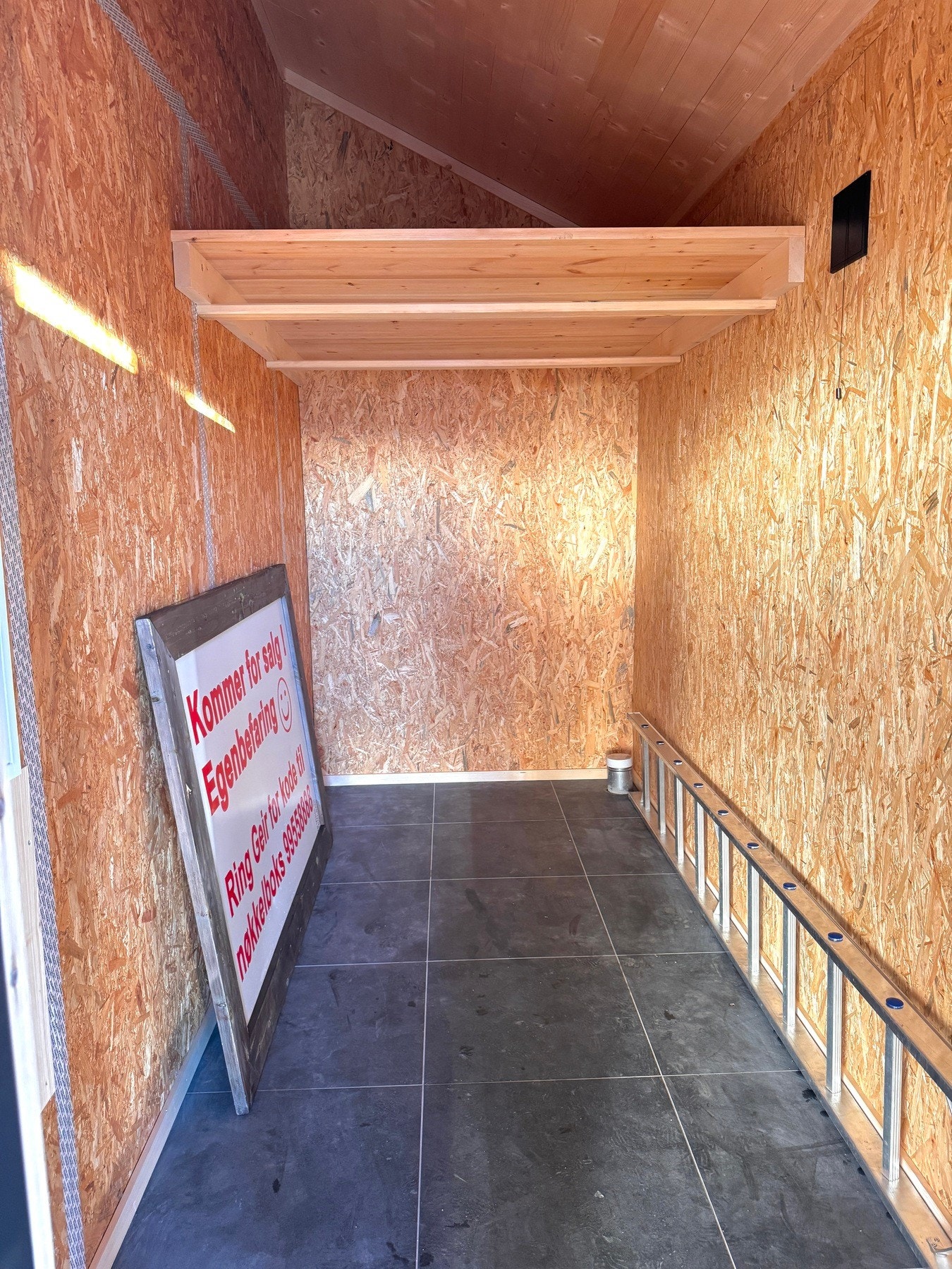 Utvendig bod med flislagt gulv Galleribilde