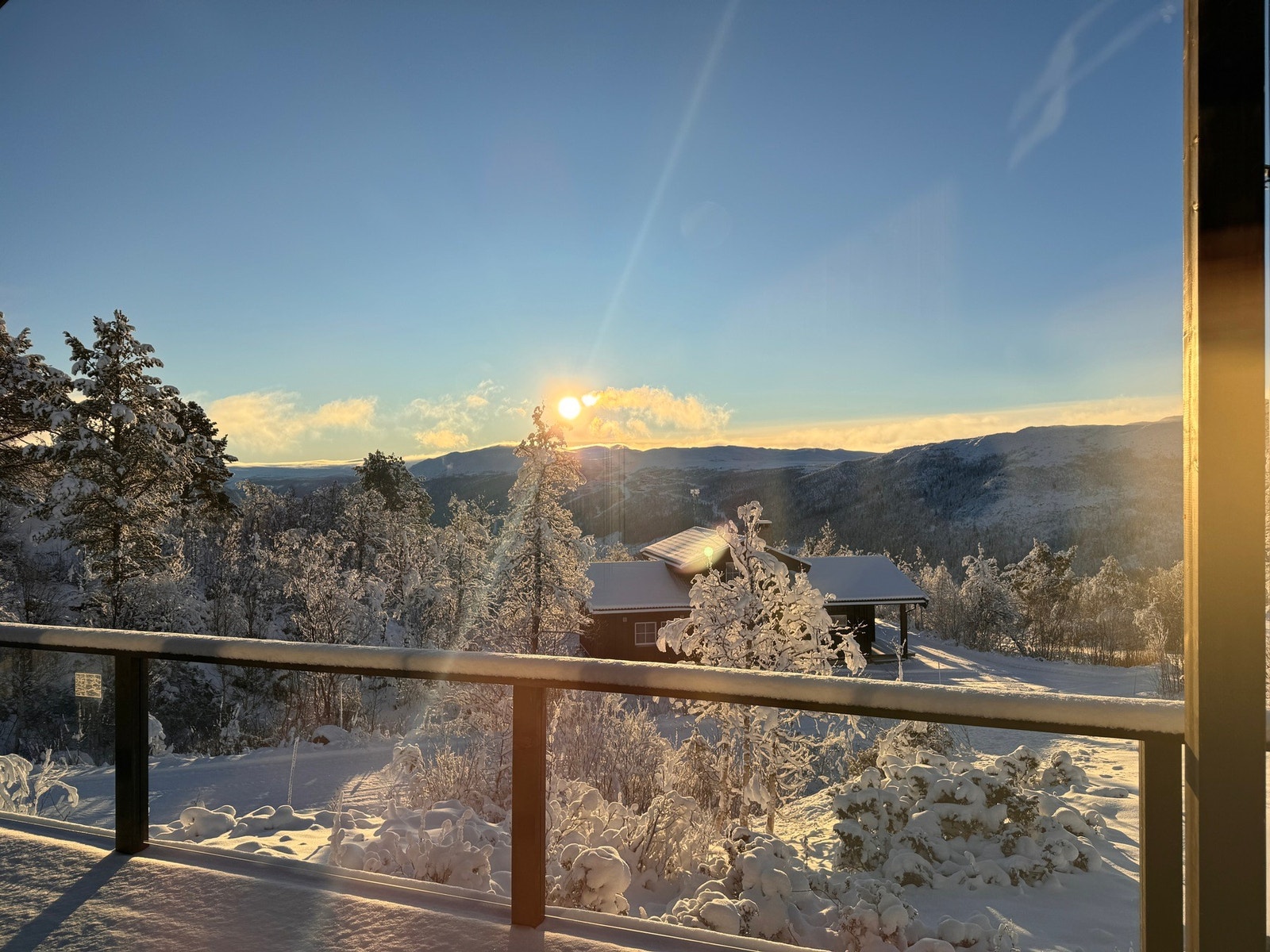 Eiendommen har en flott solrik beliggenhet nær skisenteret i Uvdal Galleribilde