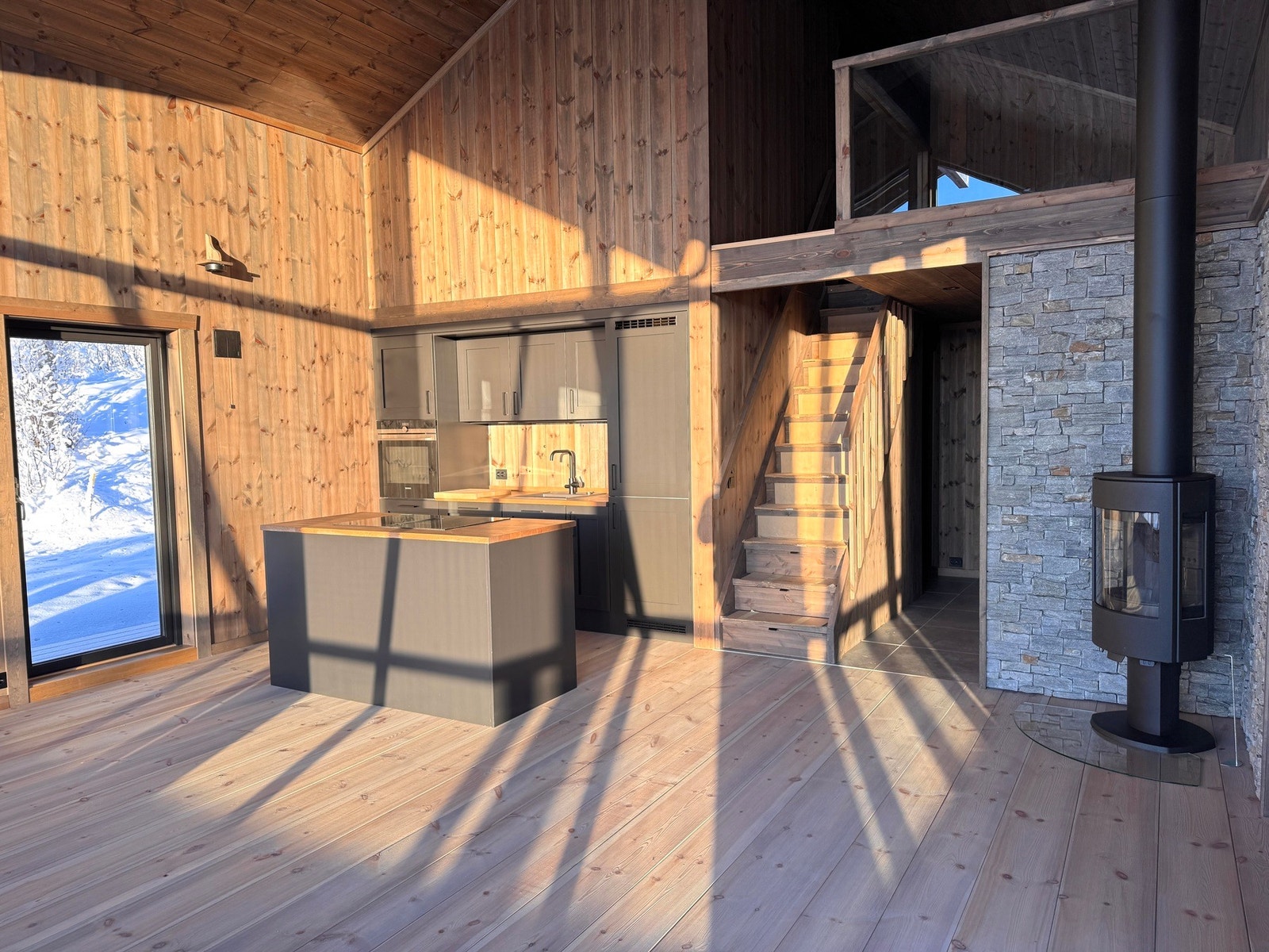 Den flotte trappen til andre etasje har praktiske skuffer til oppbevaring i de nederste trinnene Galleribilde