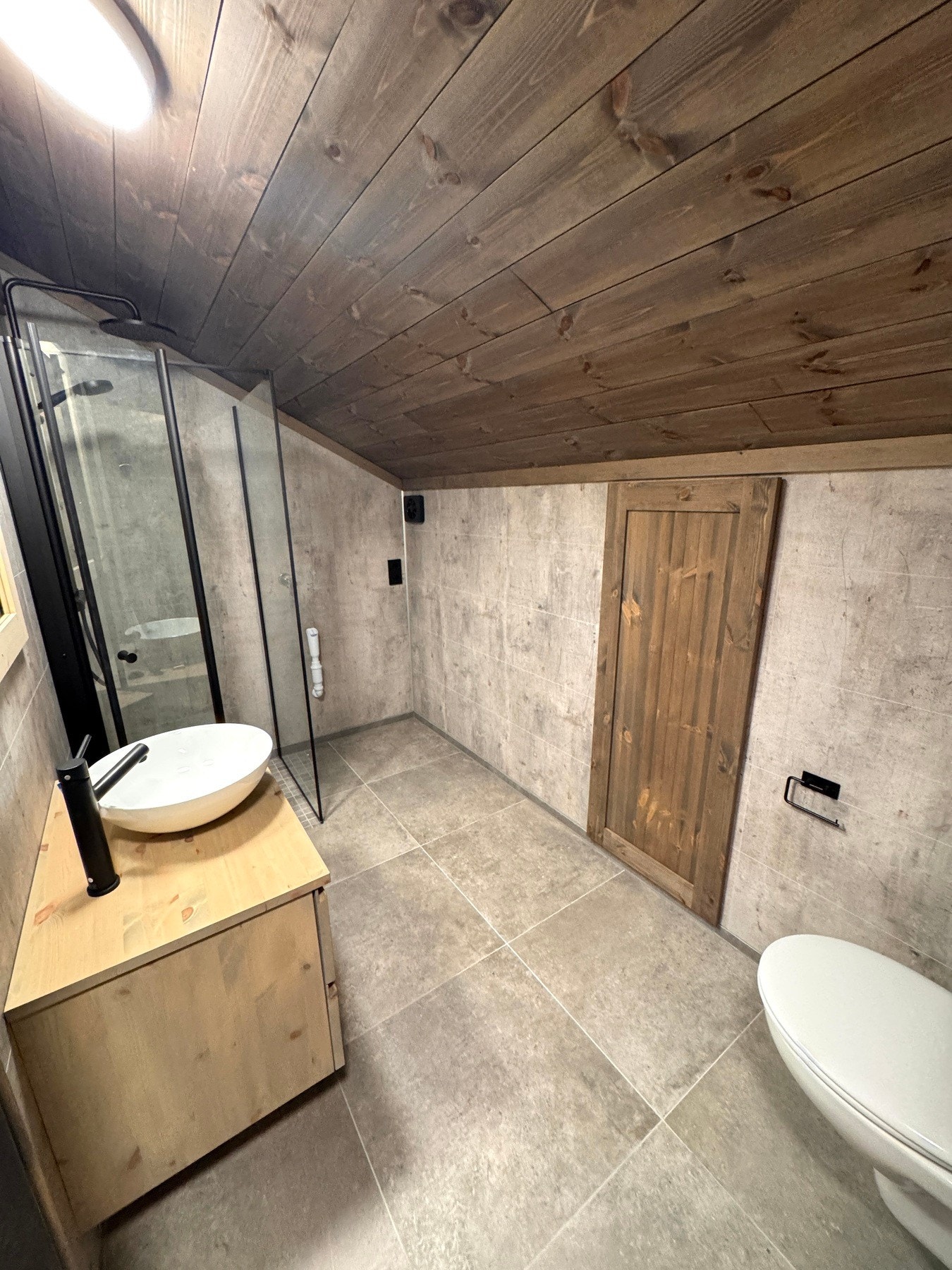 Andre etasje har også eget bad med opplegg for vaskemaskin Galleribilde