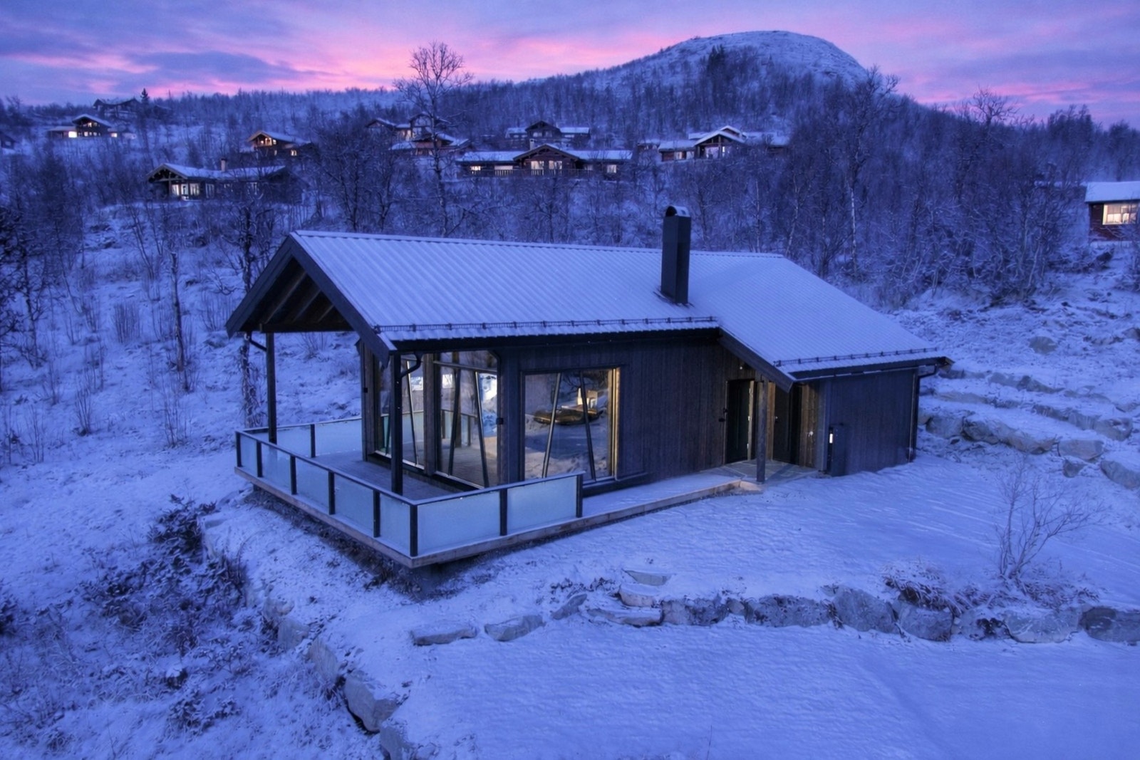 Lokal Eiendomsmegler MNEF/Partner/Økonom - Ådne Holestøl Hognerud ønsker velkommen til Nedre Nørdstebølie. Foto: Terje Bjørnsen Galleribilde