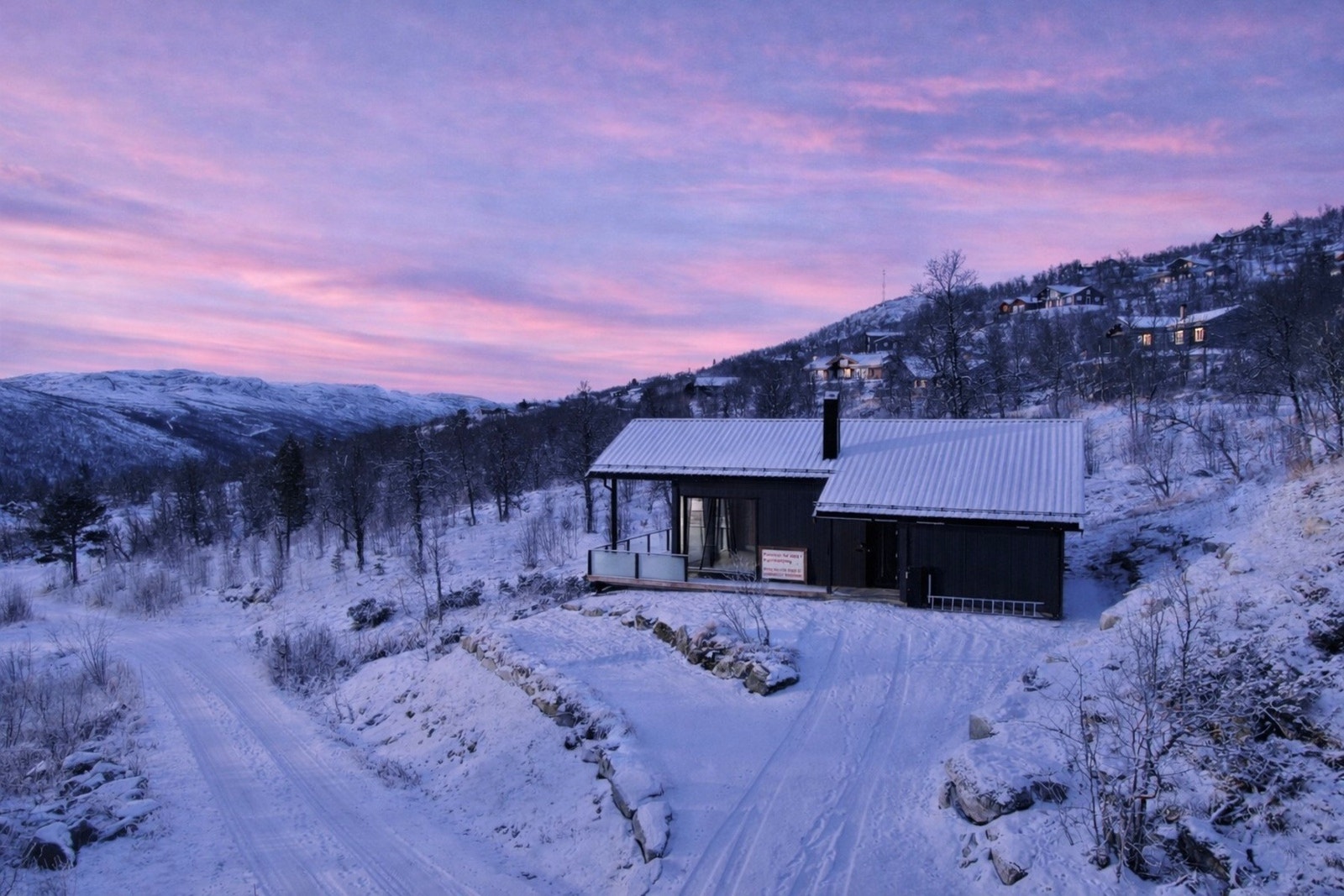 Høyt over hverdagen finner du en nybygget flott hytte Galleribilde
