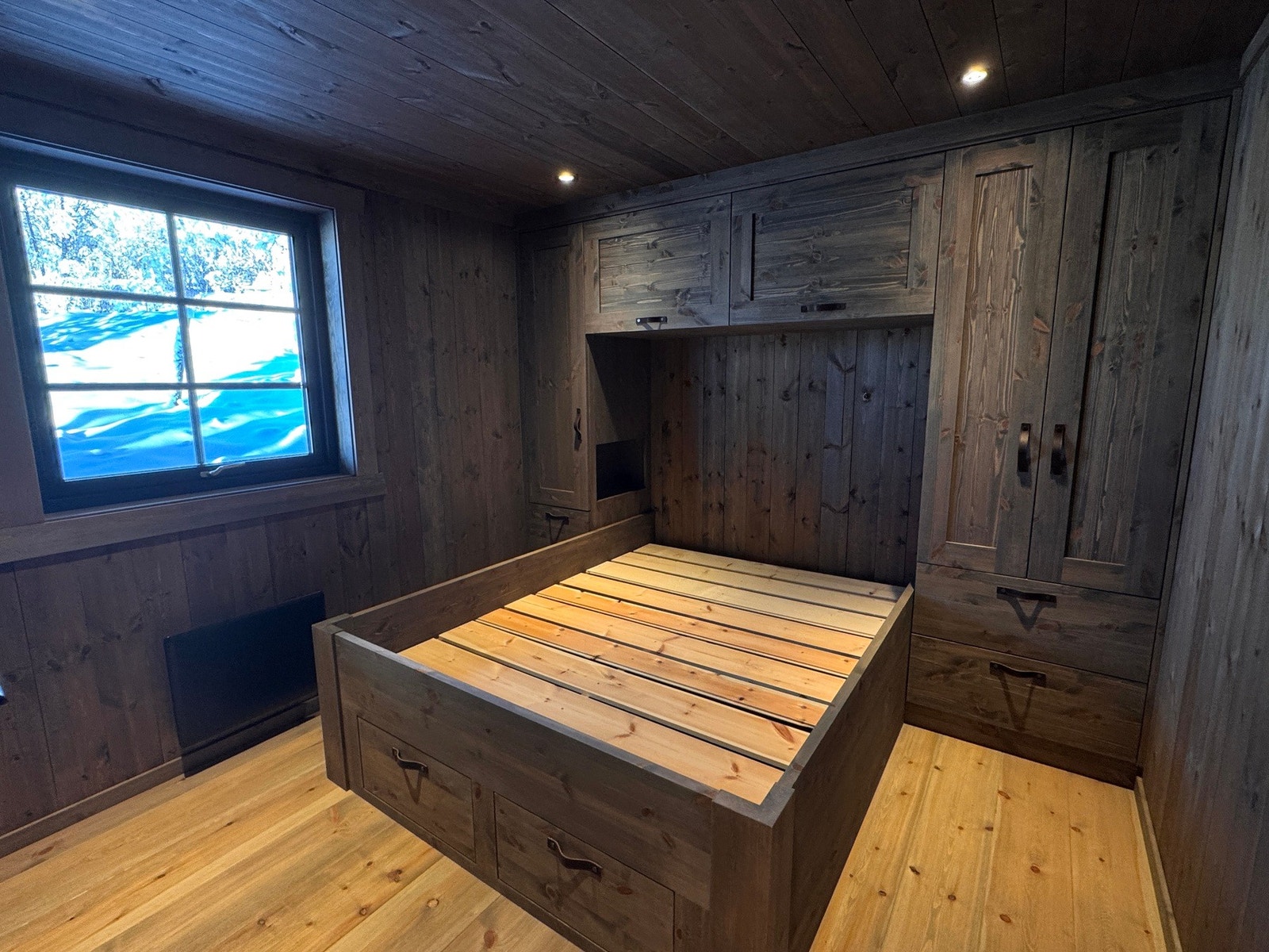 Hytten har totalt fire flotte soverom med god oppbevaringsplass Hyt Galleribilde