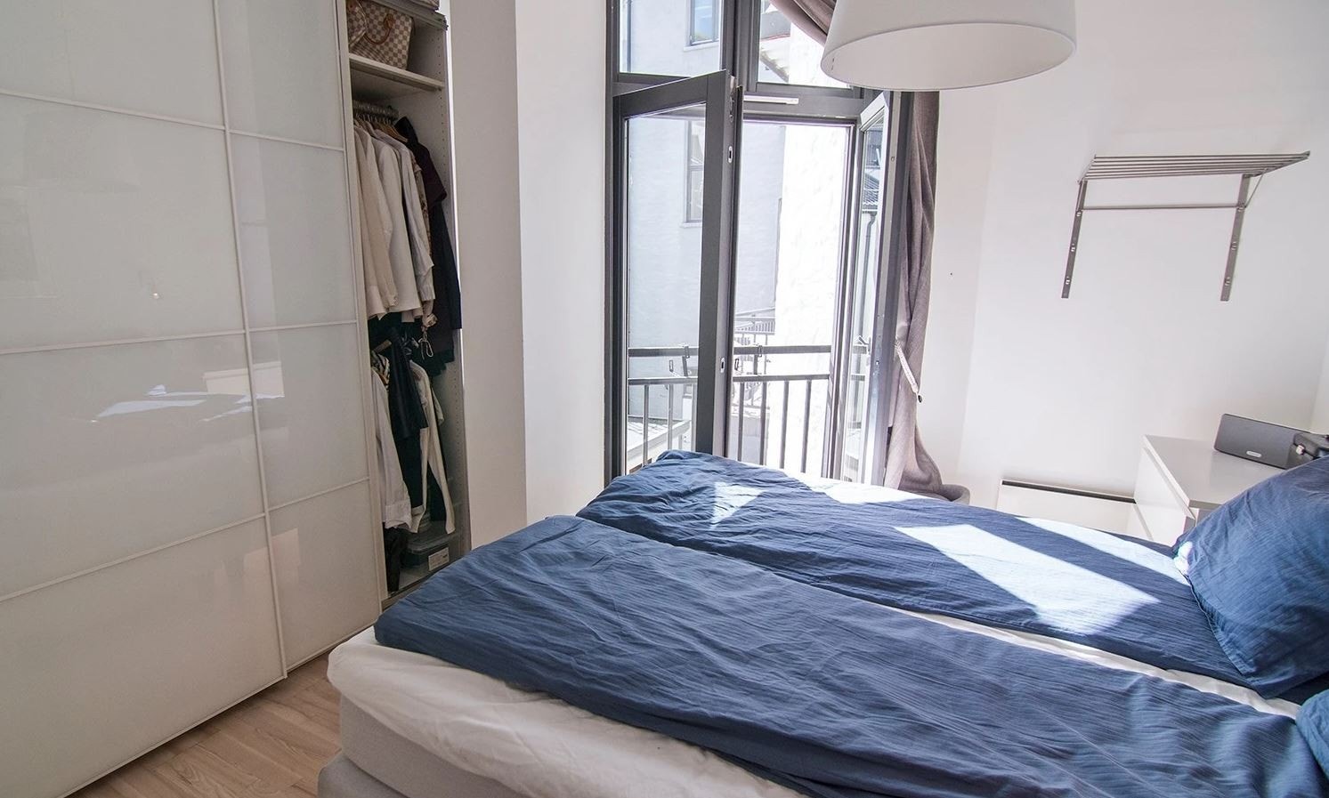 Romslig og lunt soverom med utgang til fransk balkong Galleribilde