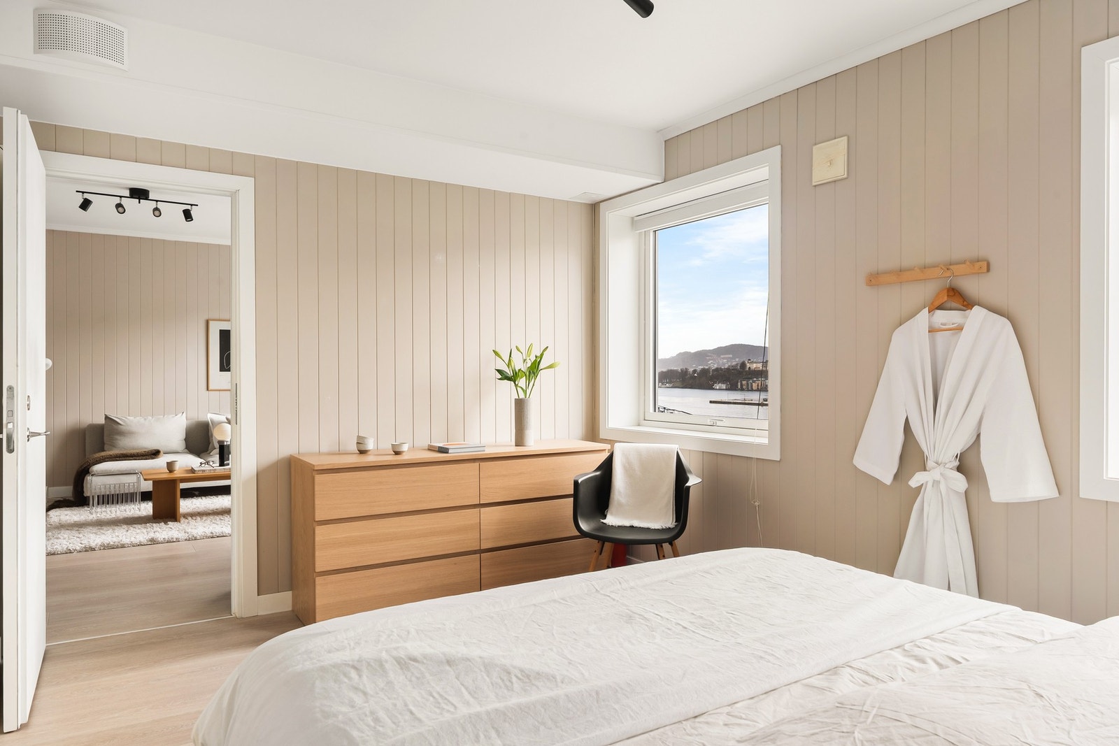 Her er det god plass til dobbeltseng, garderobe og tilhørende møblement. Galleribilde