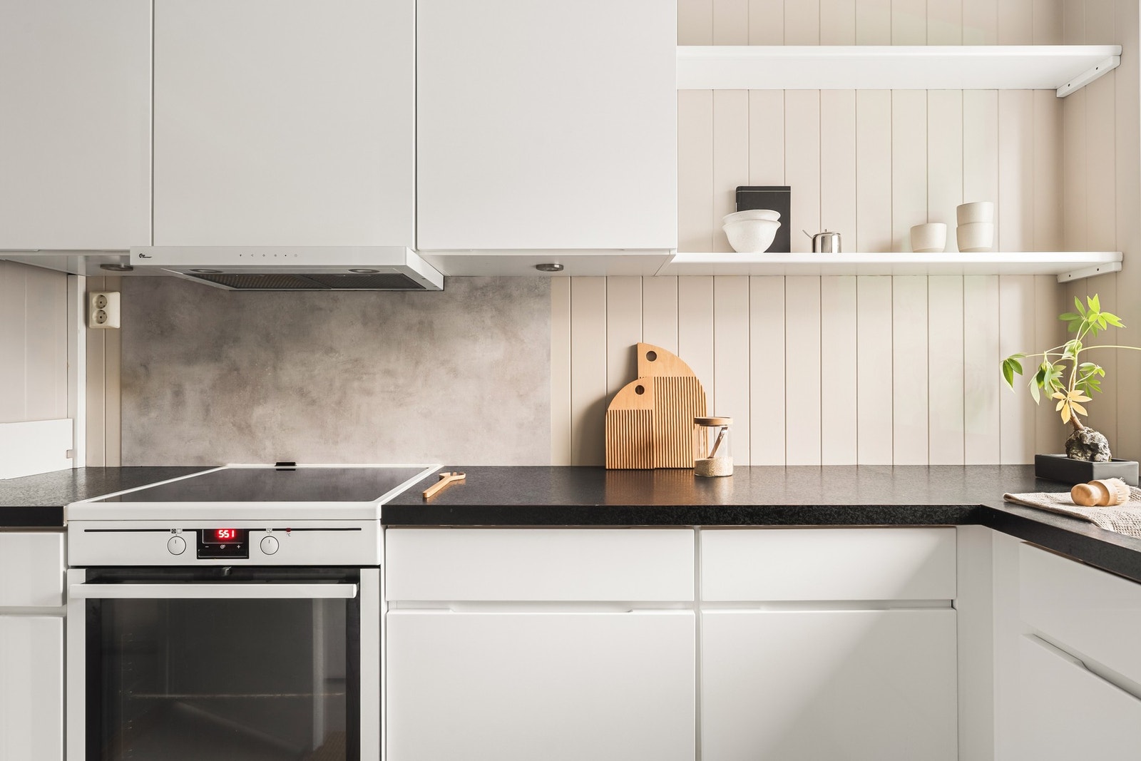 På kjøkkenet er det god skap- og benkeplass som gjør matlagingen til en drøm. Galleribilde