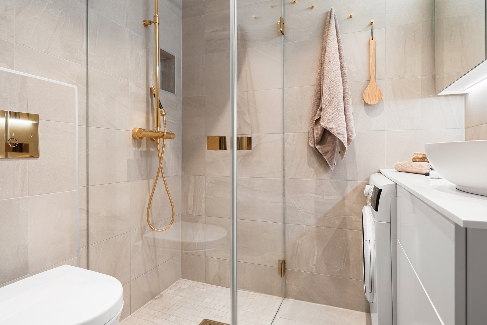 Delikat helfliset bad med varme i gulv. Badet ble pusset opp i 2020. Galleribilde