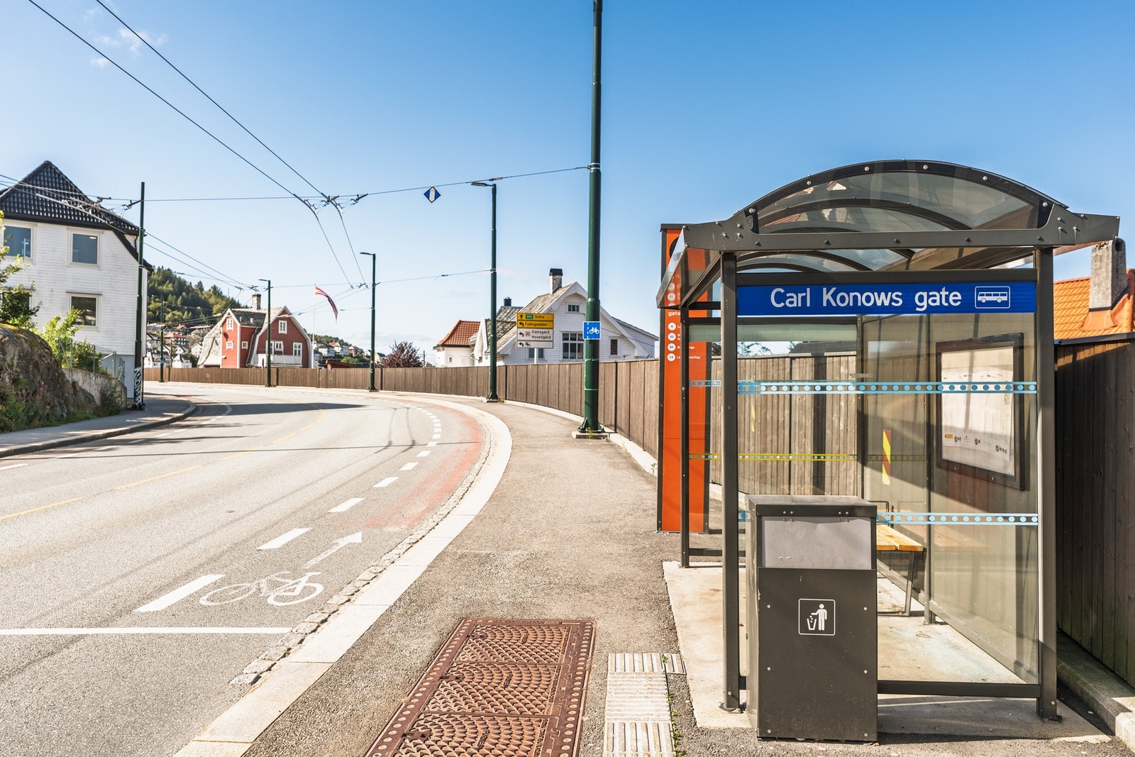 Nærmeste busstopp ligger rett ved leiligheten og tar deg rast inn til sentrumskjernen. Galleribilde
