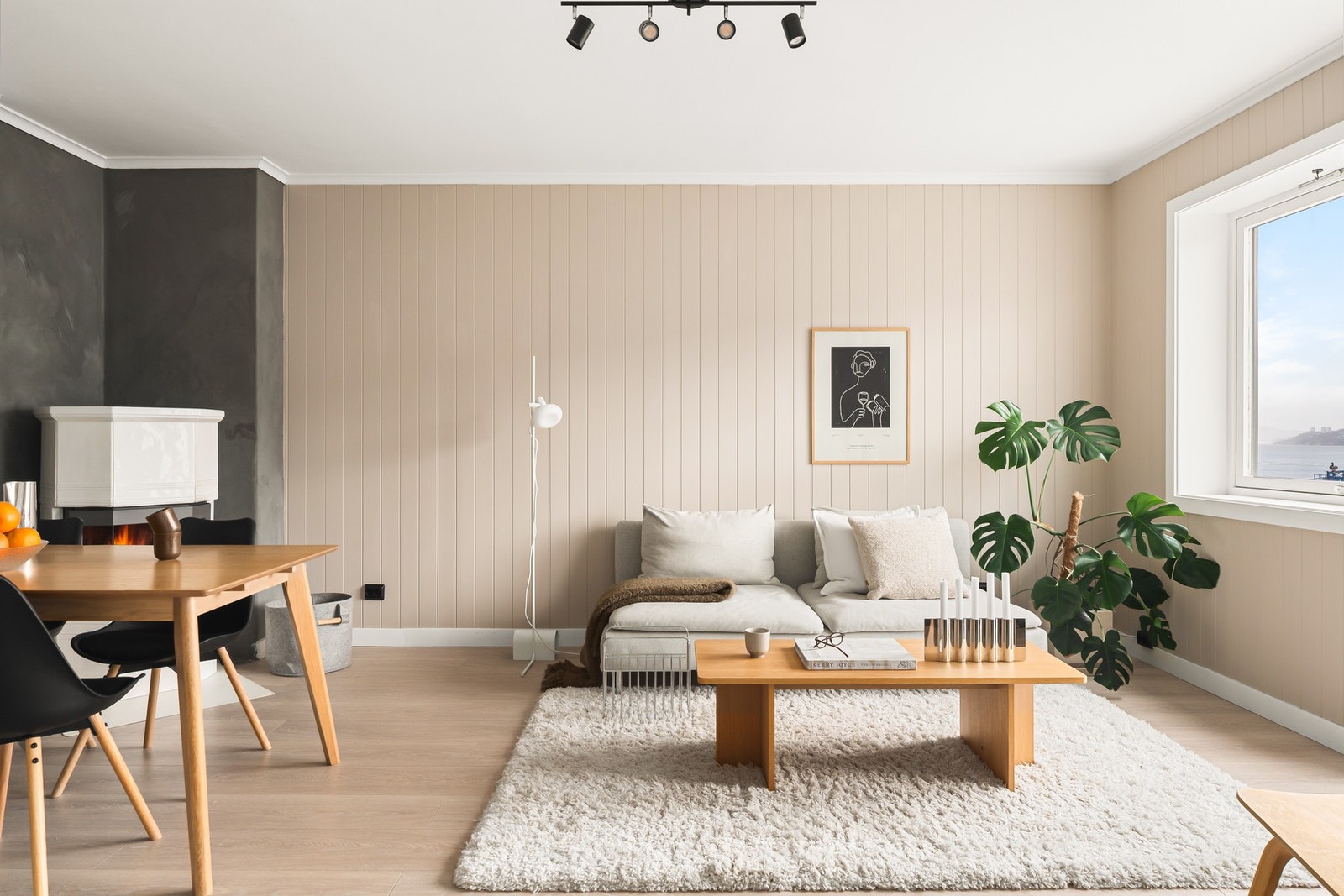 Stuen har en praktisk utforming som gjør den lett å møblere etter eget ønske. Galleribilde