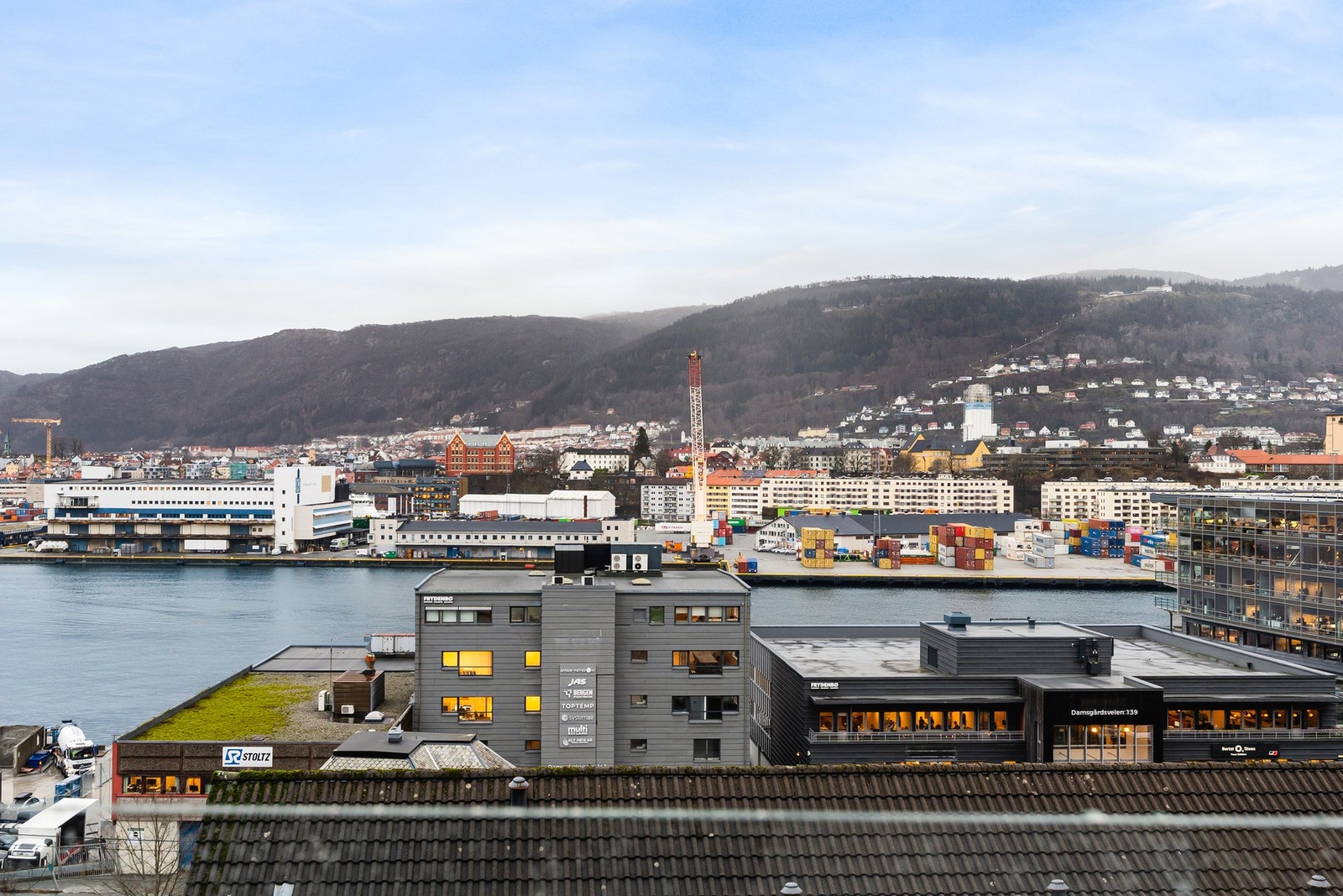 Herfra har man flott utsikt over Damsgårdssundet og opp til Fløyen. Galleribilde