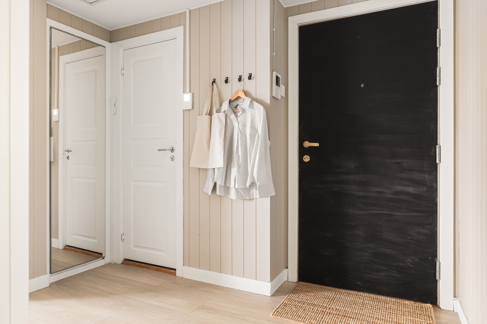 Her har man god plass til å henge fra seg yttertøy. Galleribilde