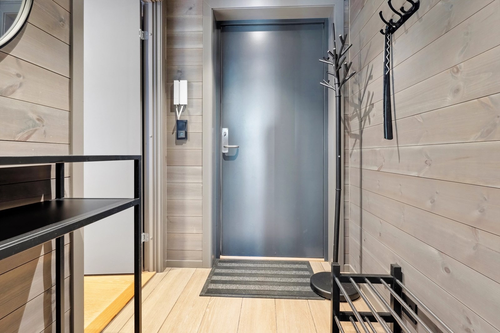 Innvendig kommer du inn til en lys og romslig entrè med plass til å henge fra deg yttertøyet. Galleribilde