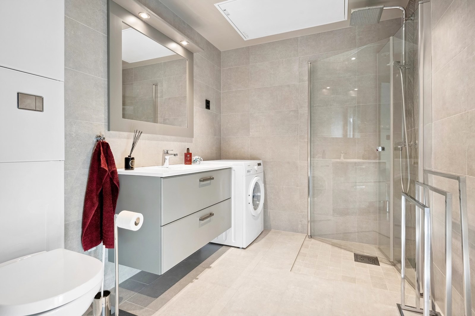 Baderommet er av god størrelse og er pent flislagt. Galleribilde