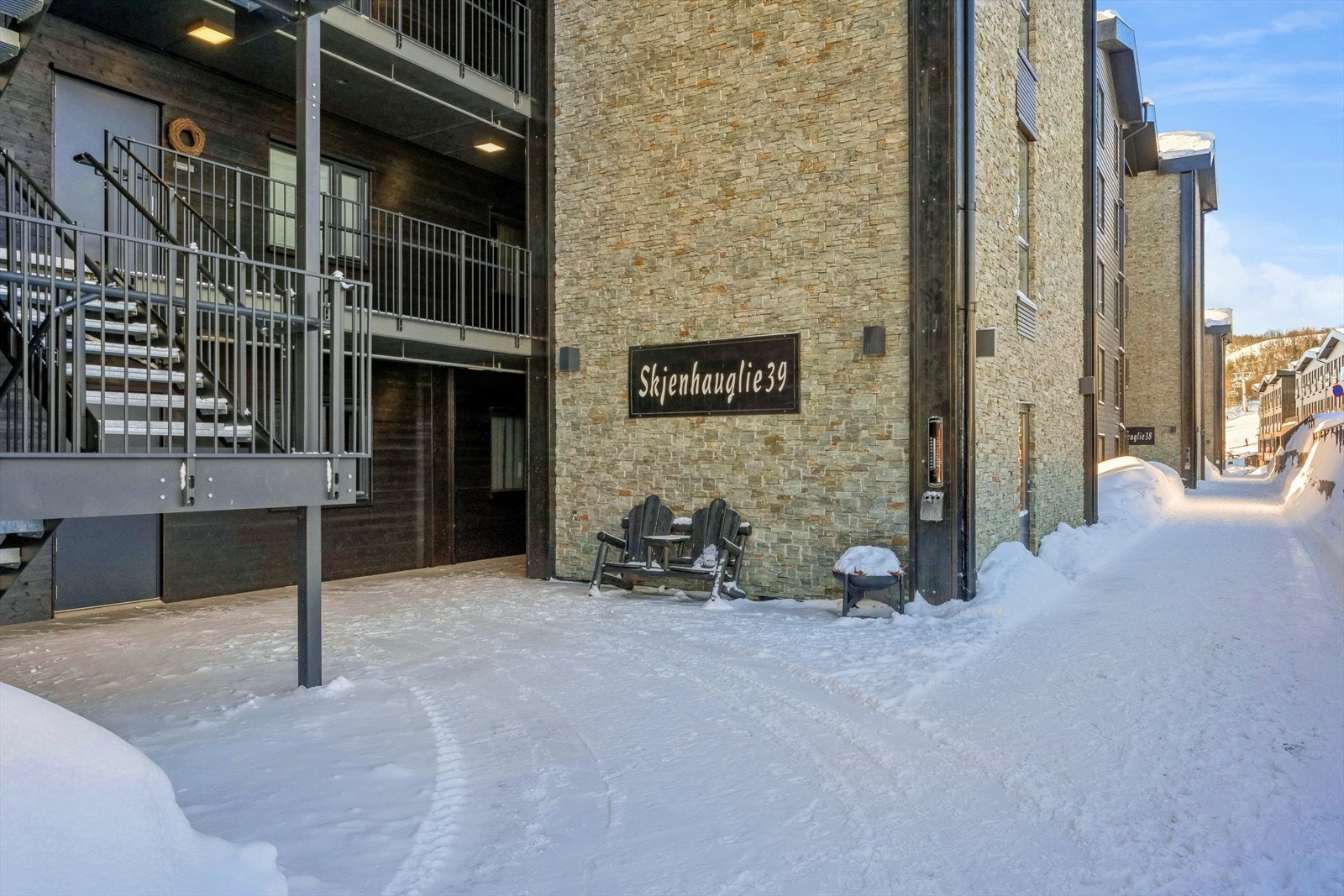 Fra fritidsleiligheten har en umiddelbar nærhet til alpinbakkene, restauranter, puber, dagligvarebutikk mm. Galleribilde