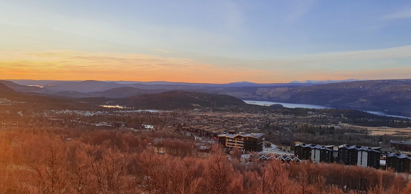Selgers private bilde - Utsikt over Øyvangen. Leiligheten ligger i bygget er nummer 3 fra høyre Galleribilde