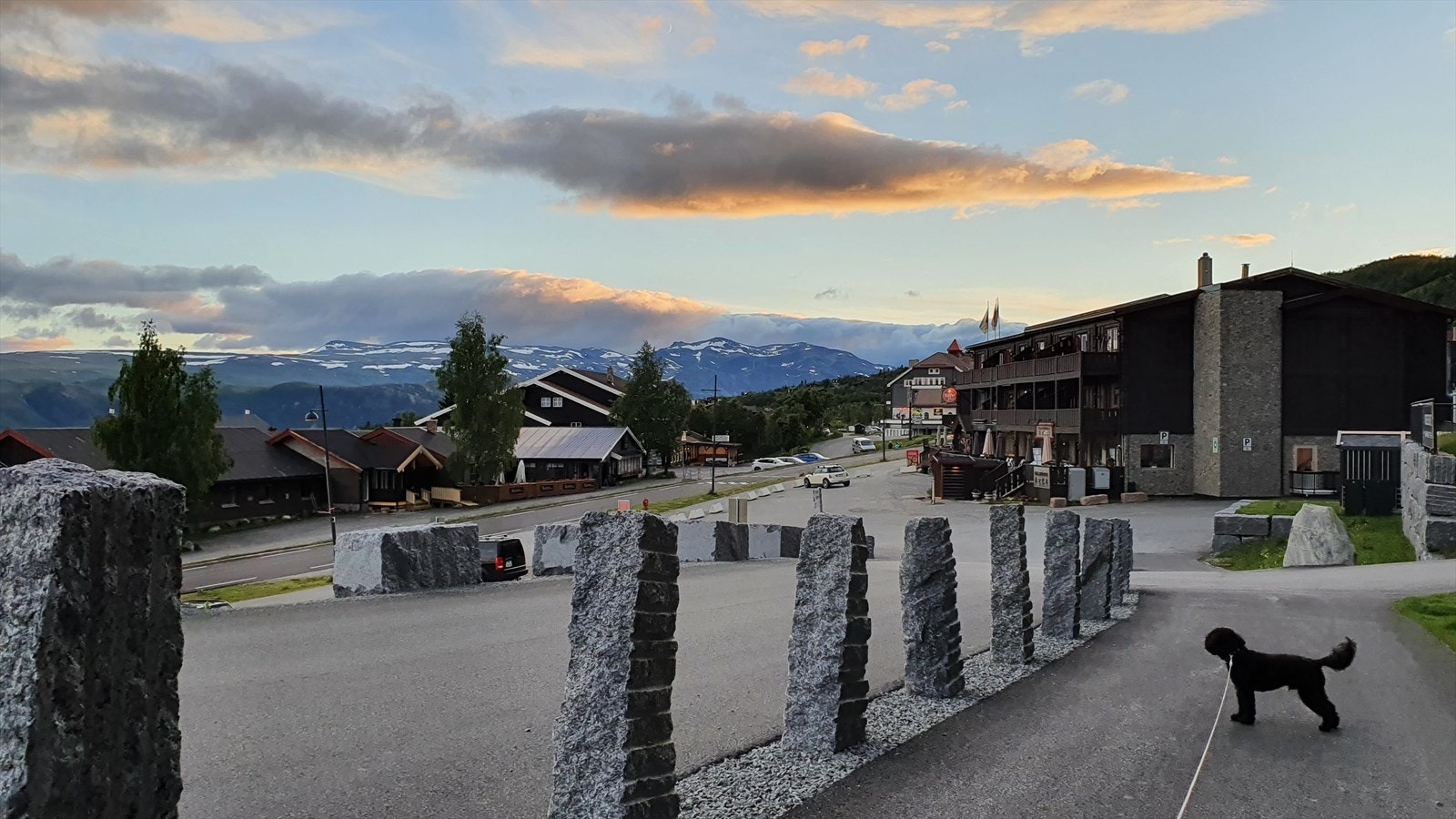 Selgers private bilde - Innkjøring til leilighetsbygget Galleribilde