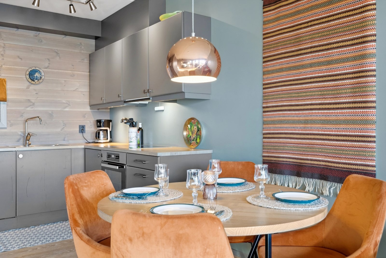 Kjøkkenet er godt utnyttet med skap- og benkeplass og alle hvitevarer er integrert i innredningen. Galleribilde