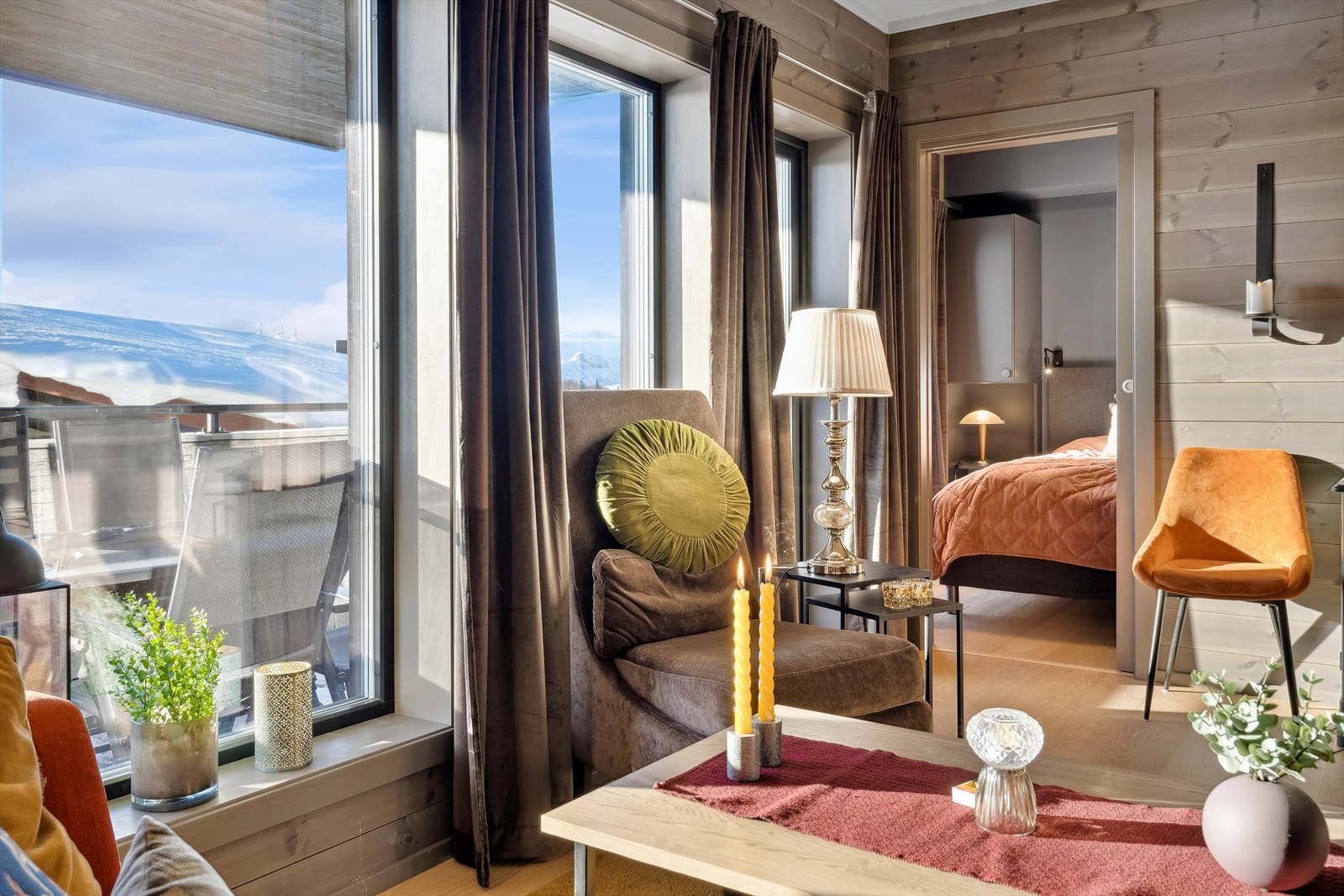 På verandaen har du plass til utemøbler slik at du kan sitte ned, slappe av og nyte late dager og kvelder. Galleribilde