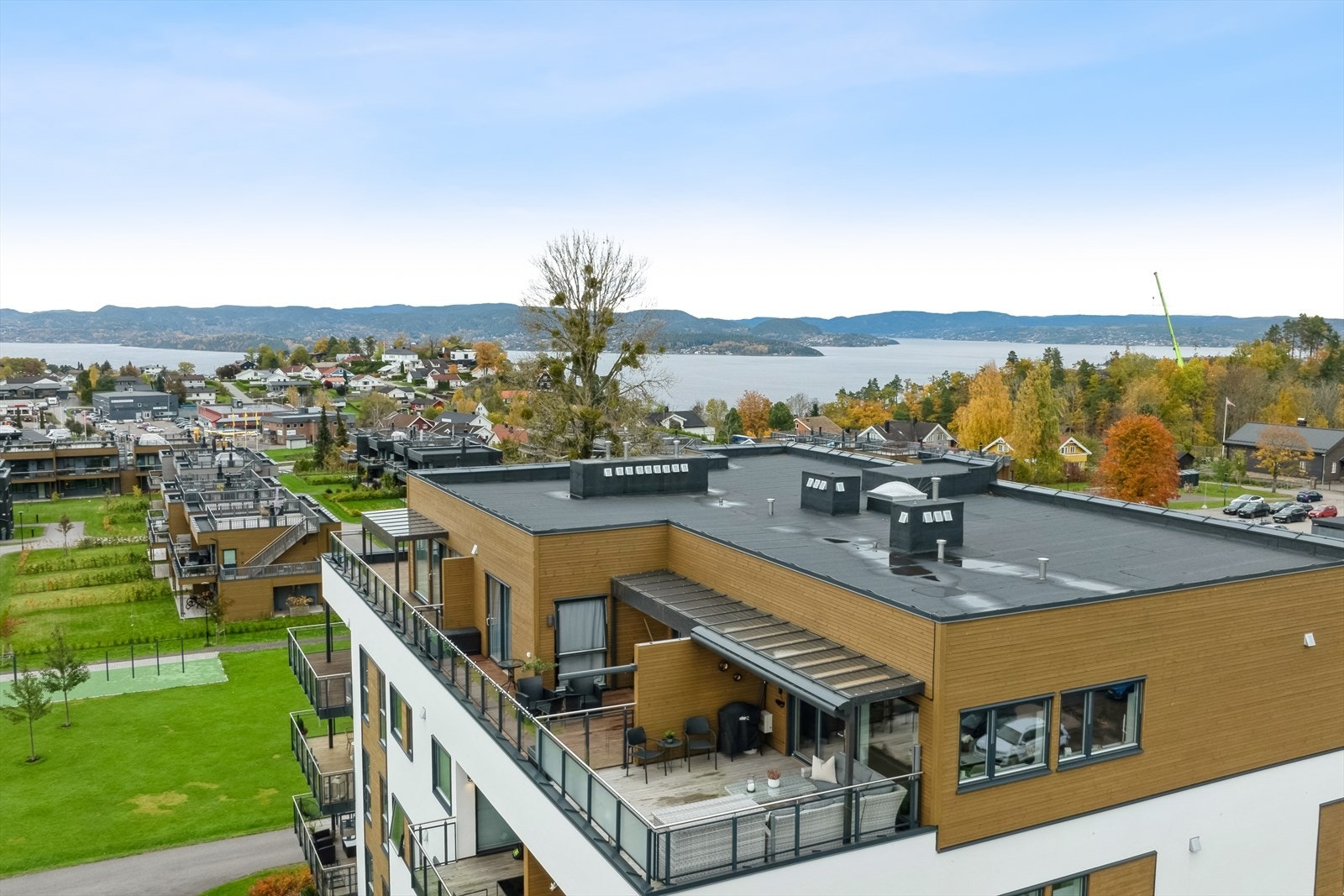 Den store terrassen har solrik, vestvendt beliggenhet og sjøutsikt Galleribilde