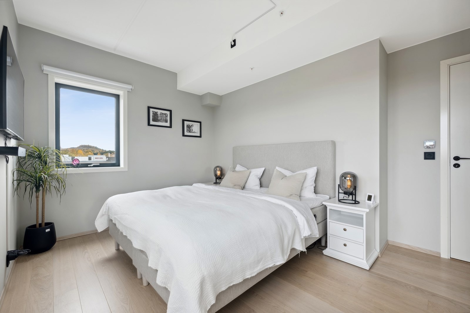 God plass til både dobbeltseng og nattbord Galleribilde