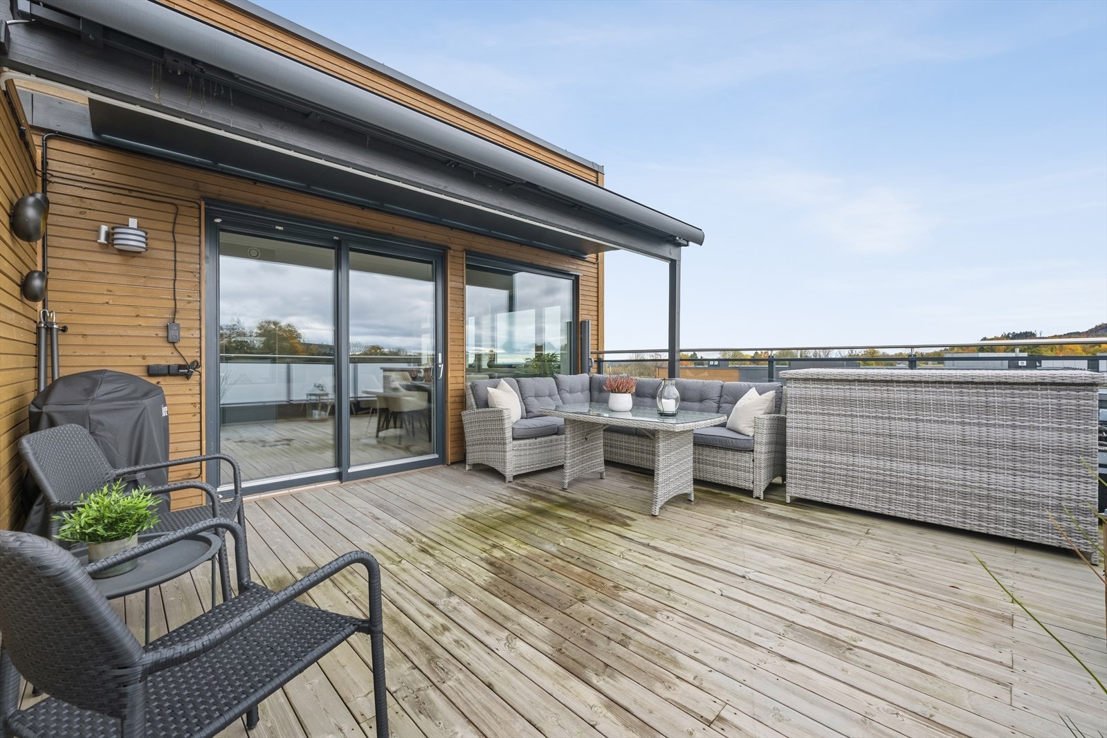 Terrassen er på 22 kvm og har god plass til møblering Galleribilde