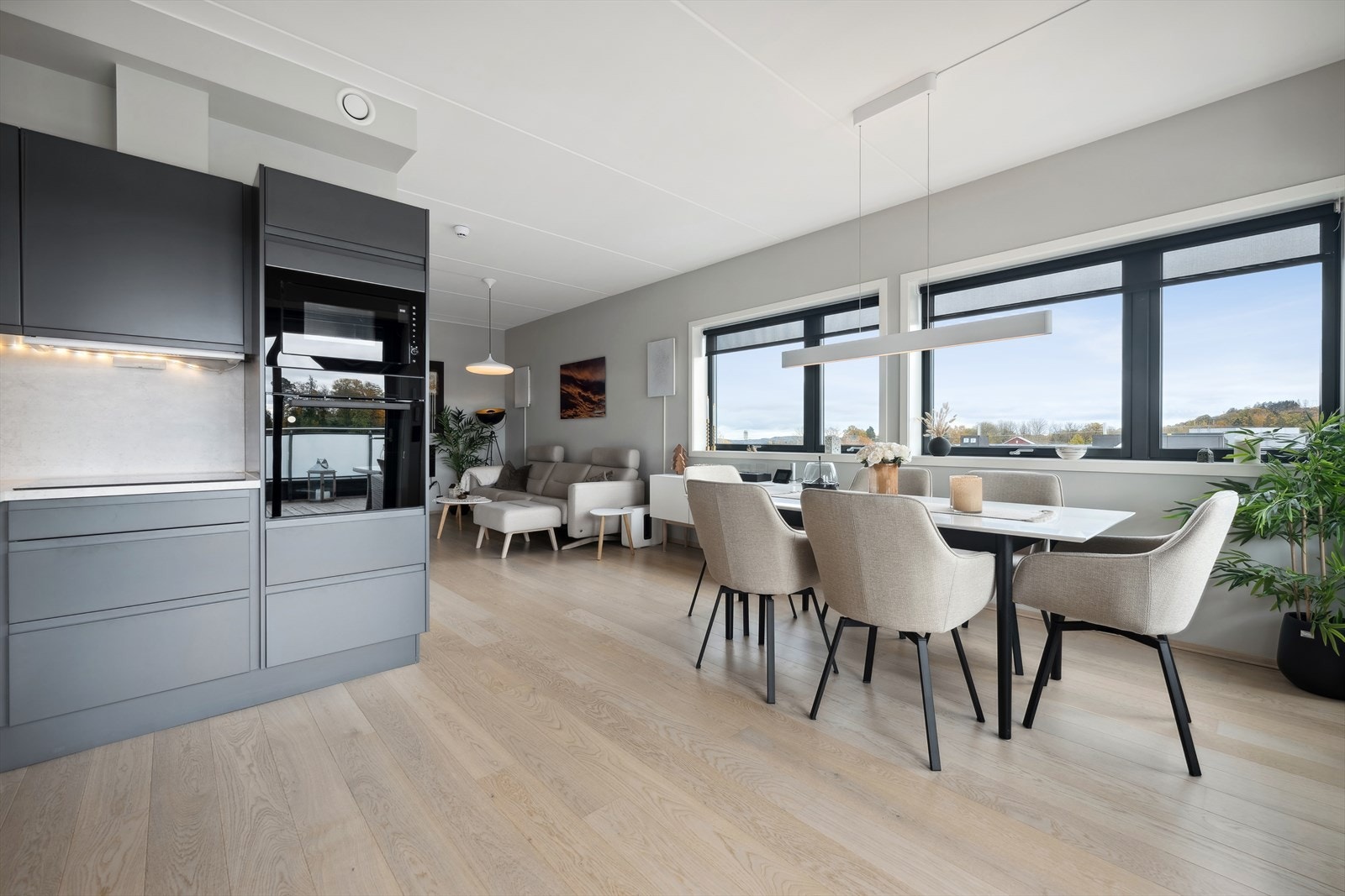 Stue og kjøkken er i åpen løsning med god plass til sofa og spisestue/kjøkkenbord Galleribilde