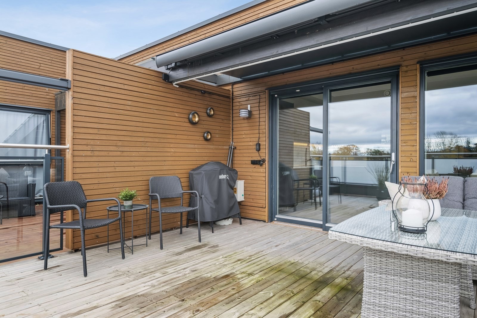 Markise kan dekke hele terrassen. I tillegg er det montert uttrekkbar skillevegg. Her kan du sitte helt usjenert. Galleribilde