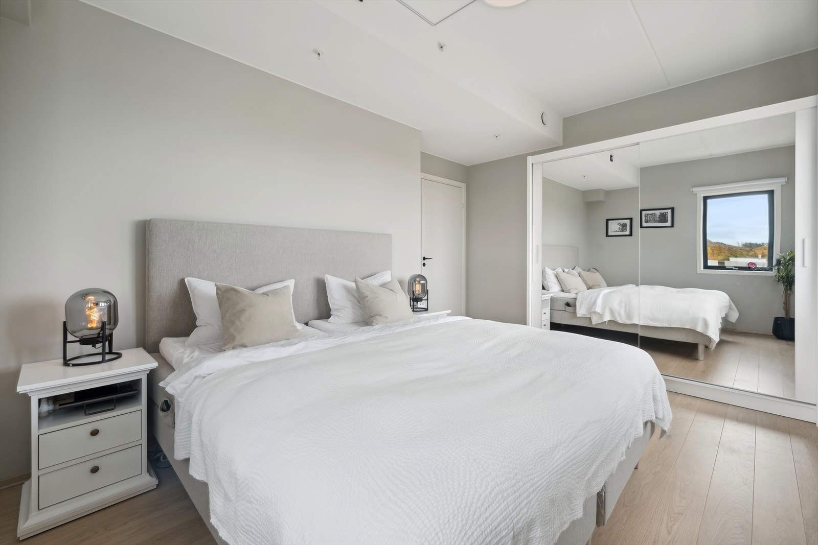 Hovedsoverom med garderobeskap Galleribilde