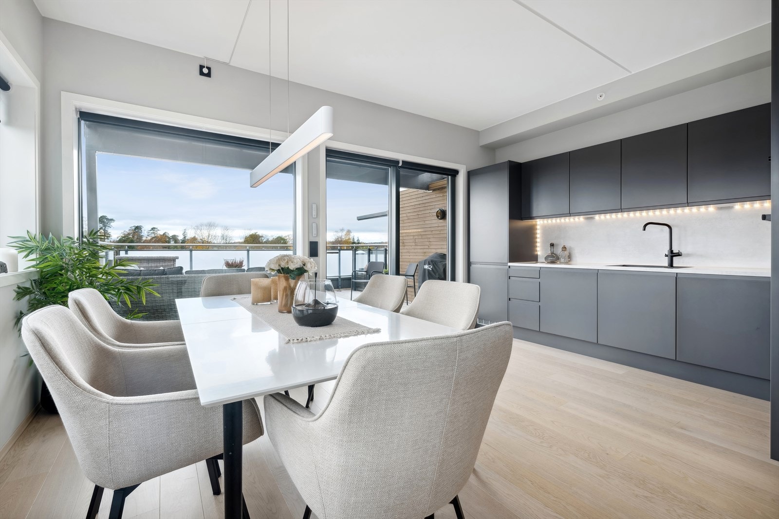 Romslig plass til spisestue og med utgang til solrik terrasse Galleribilde