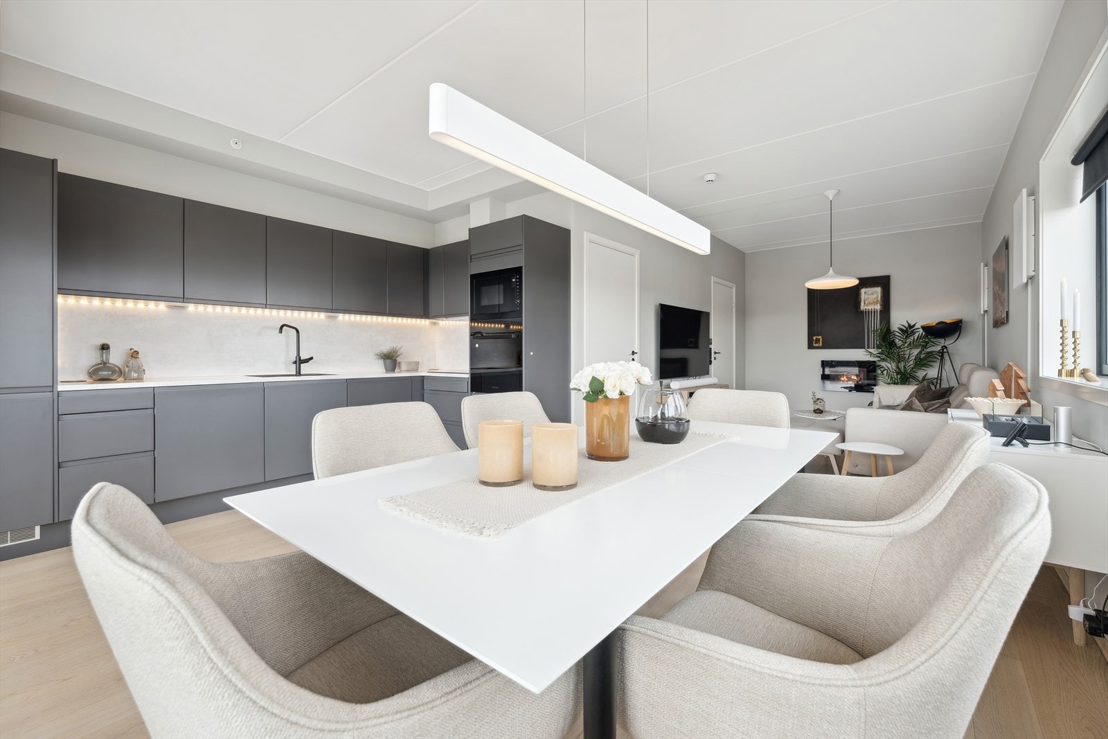 På kjøkkenet er det integrert platetopp, stekeovn, mikro, oppvaskmaskin og kjøl/fryseskap Galleribilde