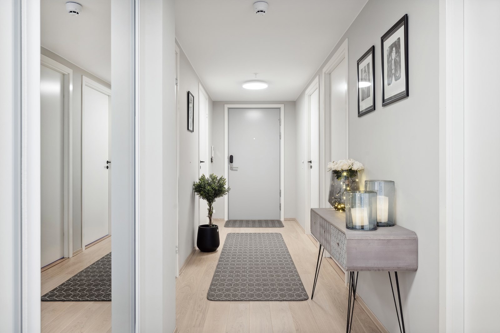 Boligen har gang med garderobeløsning med skyvedører. Praktisk døråpner med kamera. Galleribilde