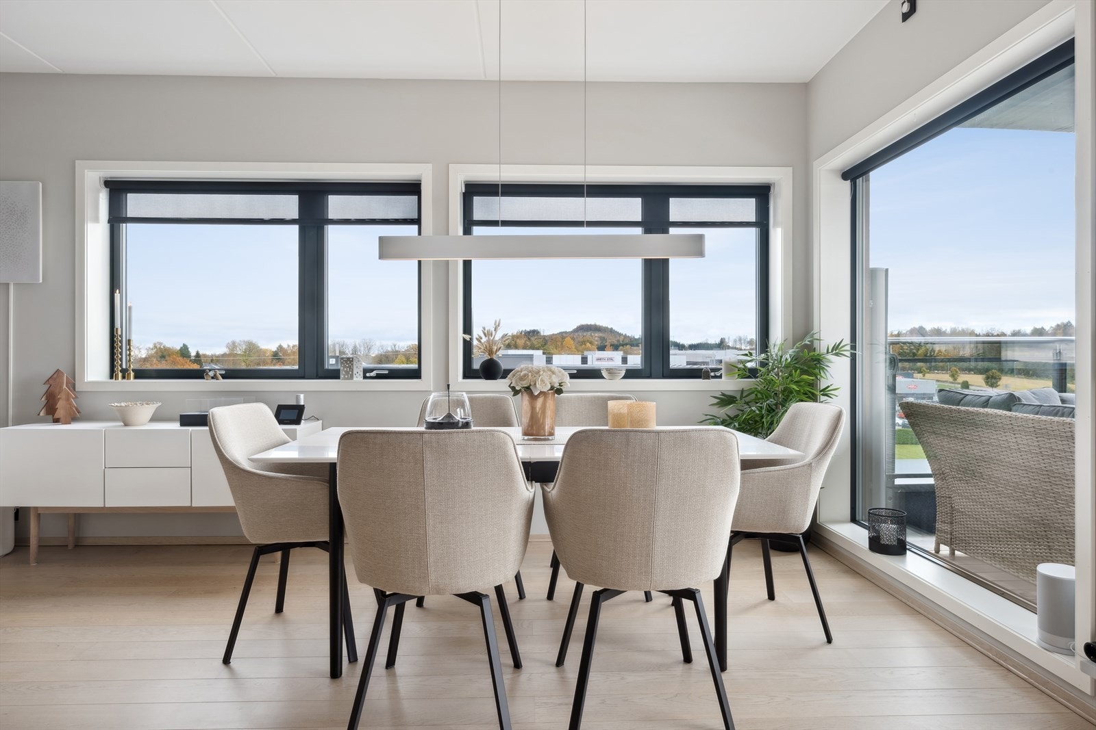 Store vindusflater med mye innlys (alle vinduene i leiligheten har innvendig solskjerming) Galleribilde