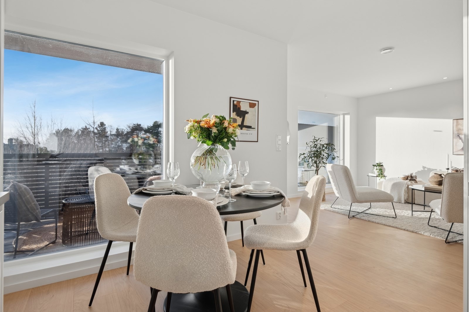 Delvis åpen løsning mellom stue og kjøkken Galleribilde