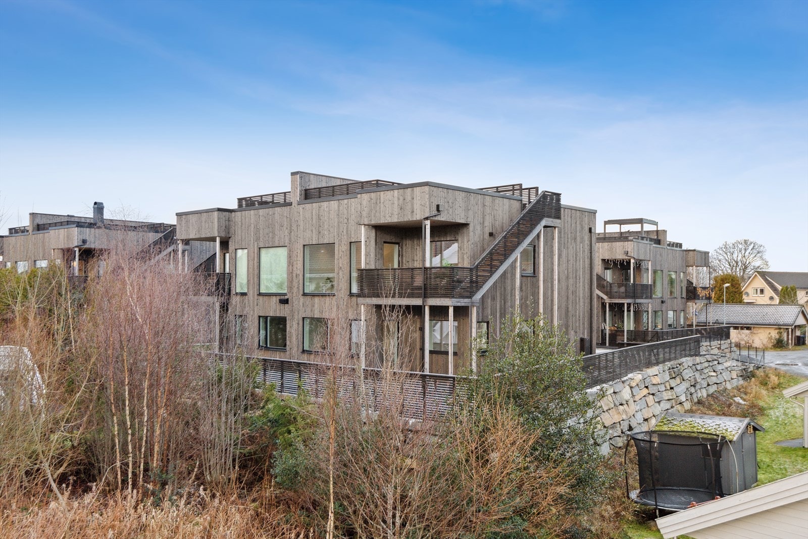 Boligen går over 2 plan + takterrasse Galleribilde