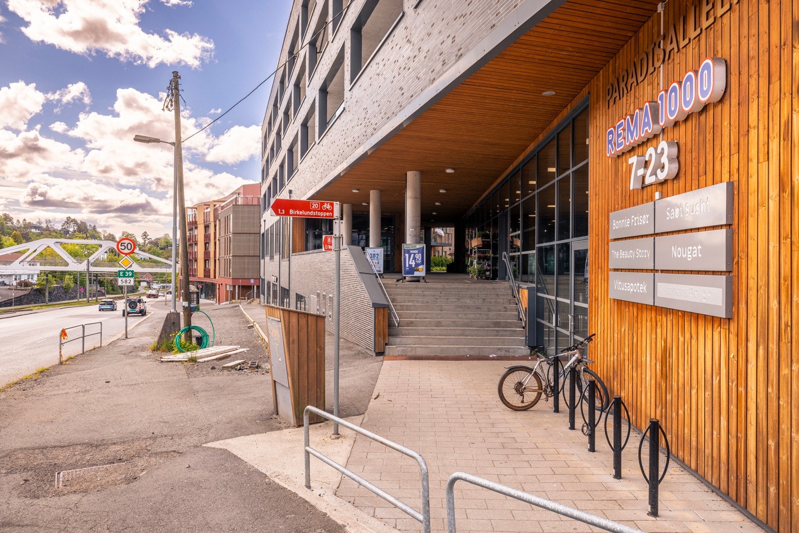 - Kun 3 minutter til Paradiskrysset til fots, hvor du har Rema 1000, apotek og bybaneholdeplass like ved. I tillegg går det hyppige bussavganger til alle kanter - Galleribilde