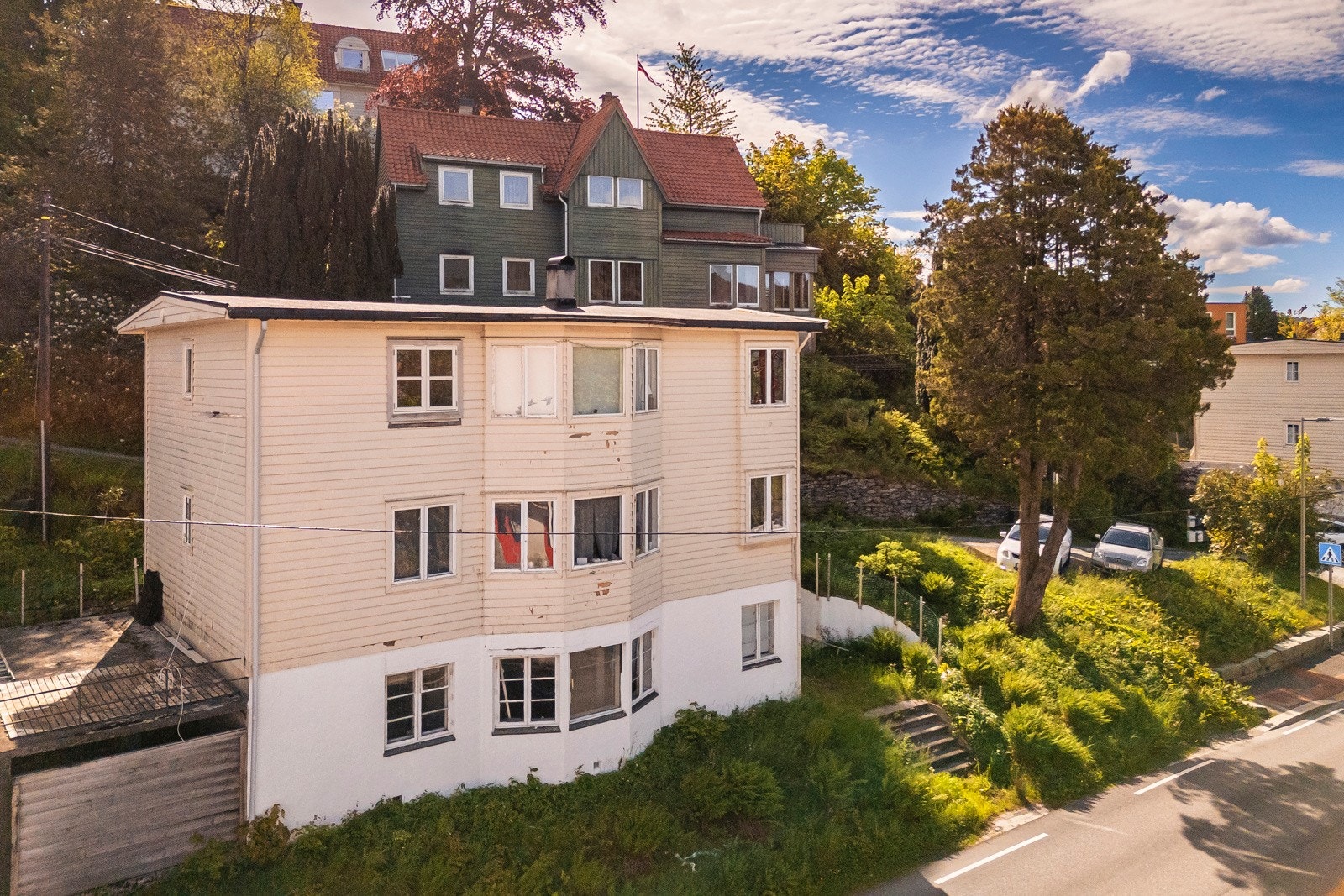 - Eiendommen har en romslig tomt med parkeringsplass og en støpt terrasse som gir fine muligheter for utemøbler og sosiale soner - Galleribilde