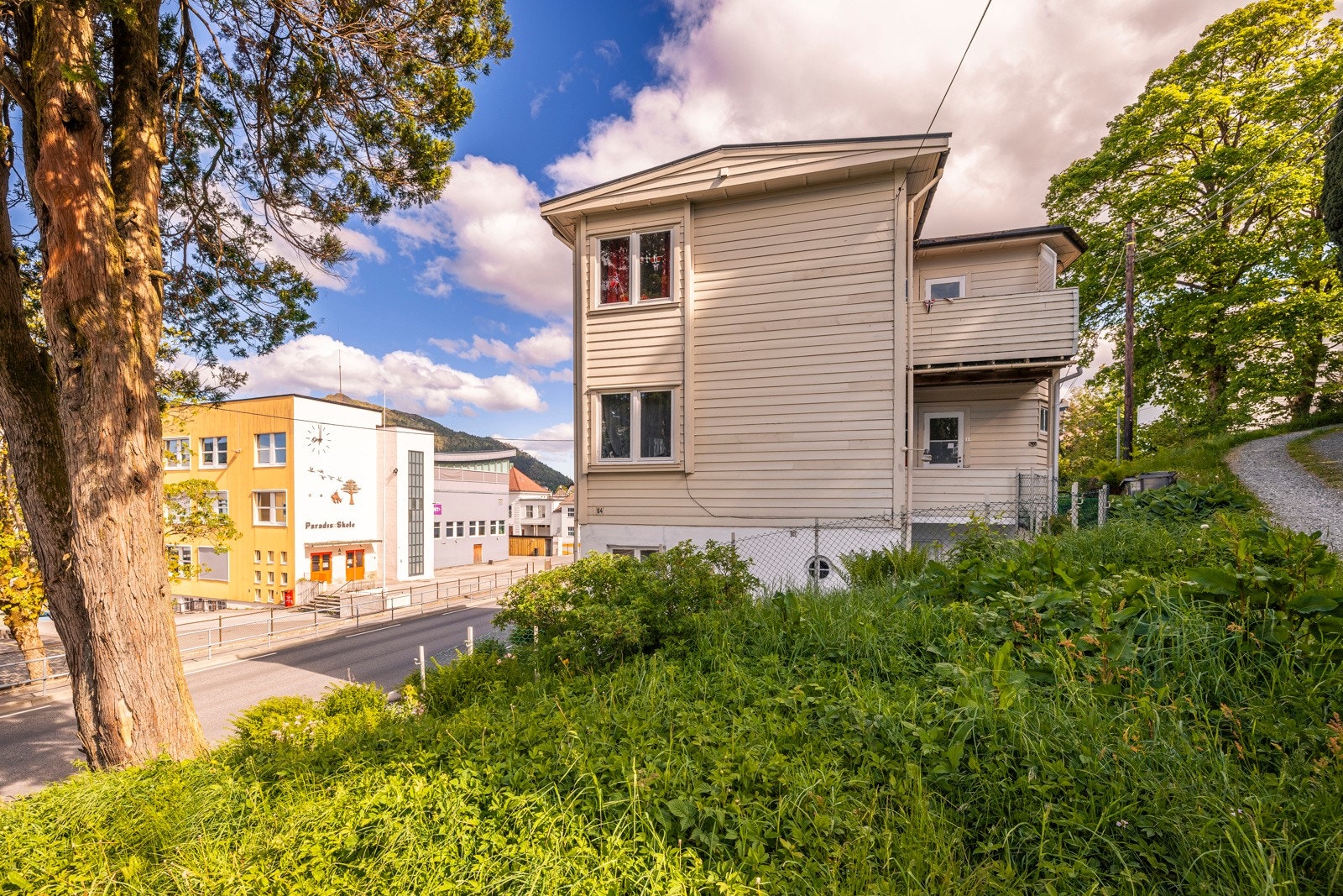 - Den øverste leiligheten har en trivelig balkong, mens balkongen nedenfor tjener som inngangsparti til de to leilighetene i første og andre etasje - Galleribilde