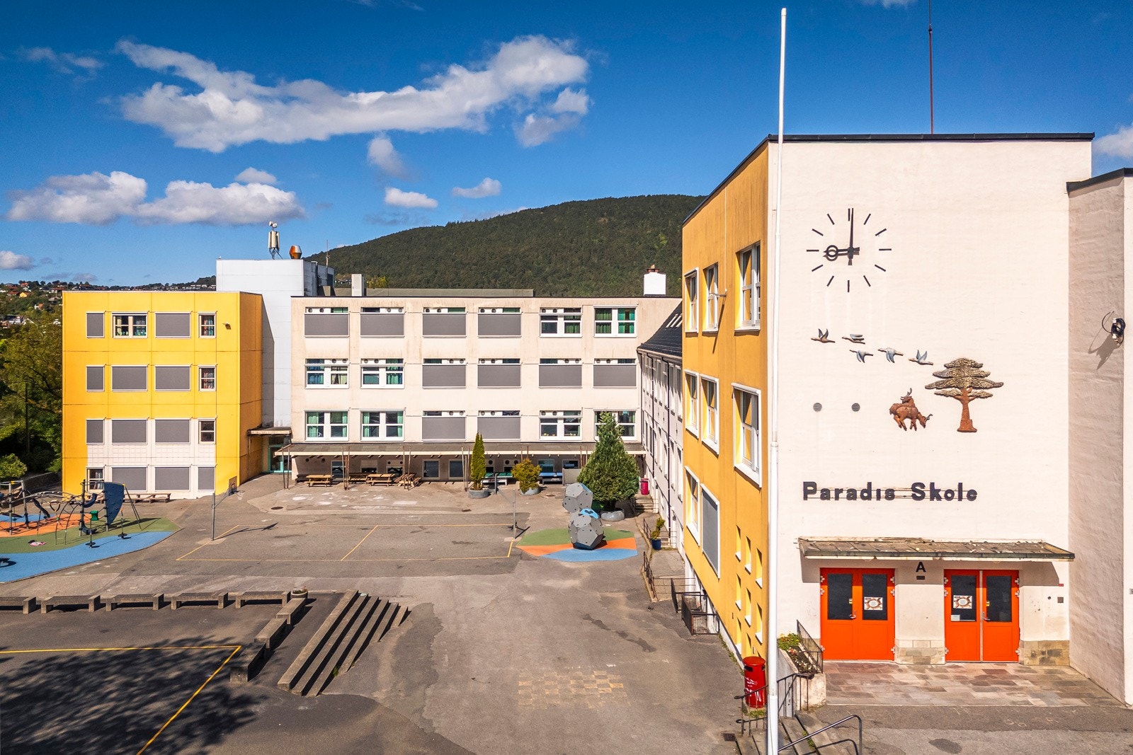 - Skolen på Paradis ligger bokstavelig talt rett over veien - Galleribilde